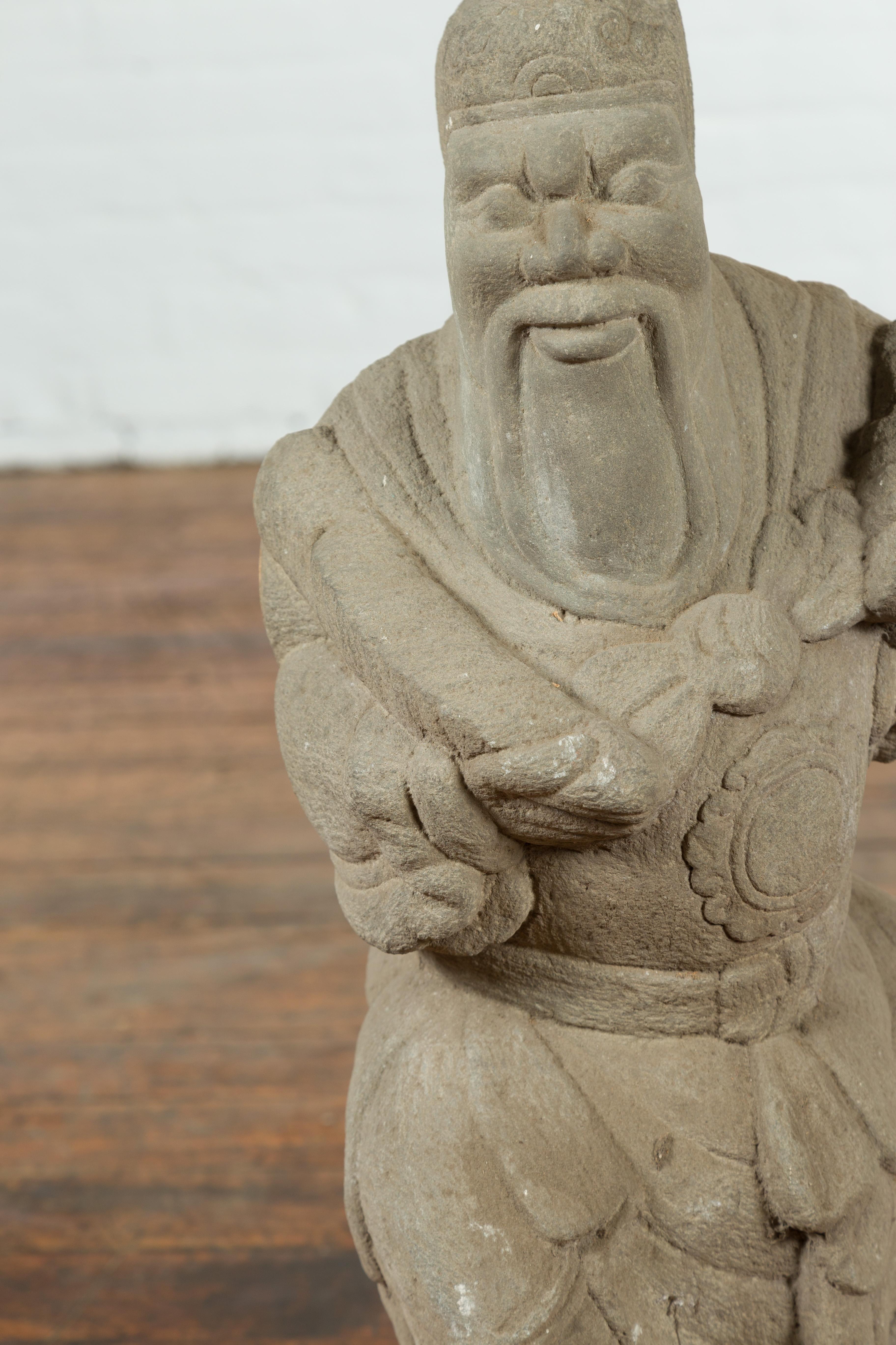Sculpture chinoise vintage en pierre sculptée représentant un moine assis tenant des objets Bon état - En vente à Yonkers, NY