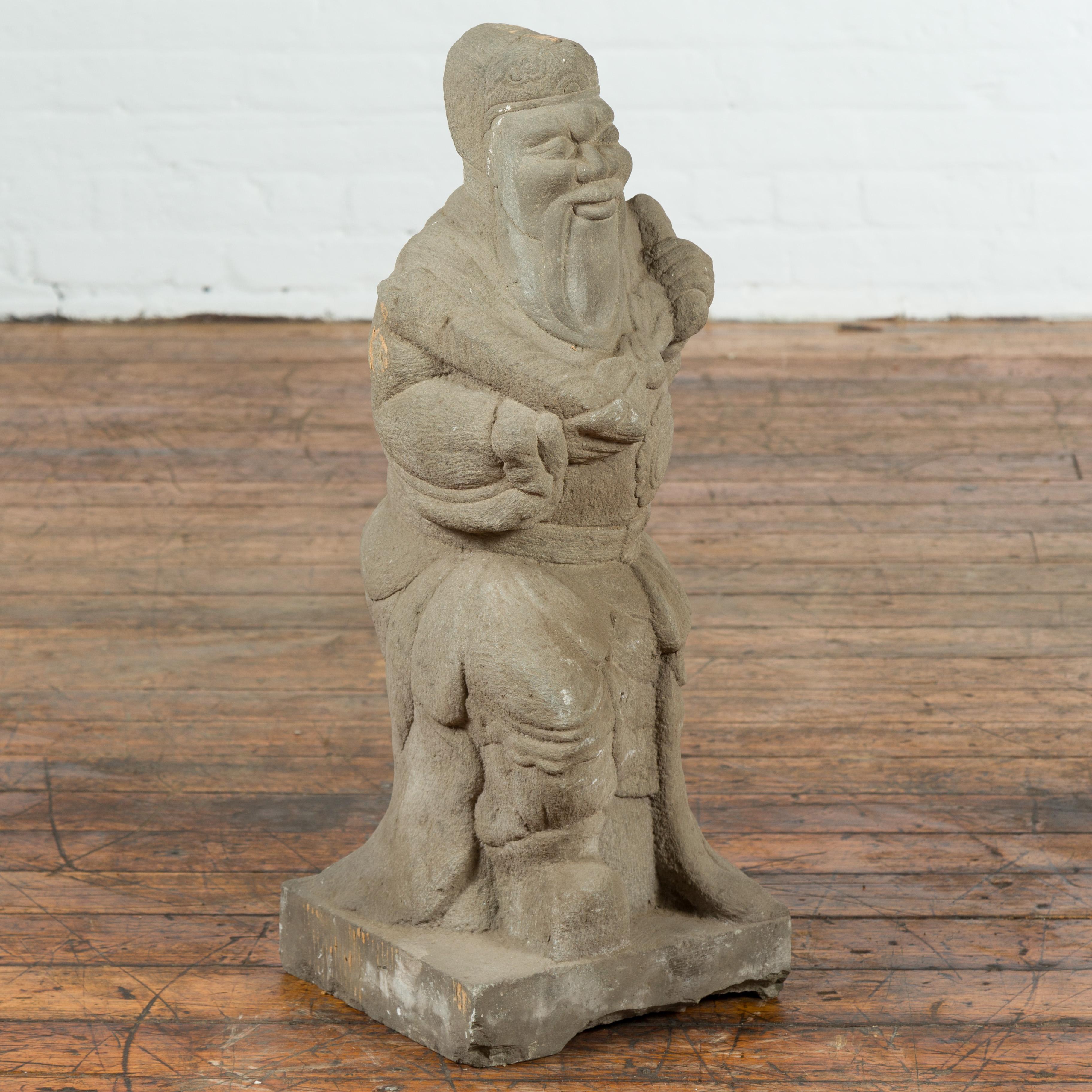 Sculpture chinoise vintage en pierre sculptée représentant un moine assis tenant des objets en vente 1