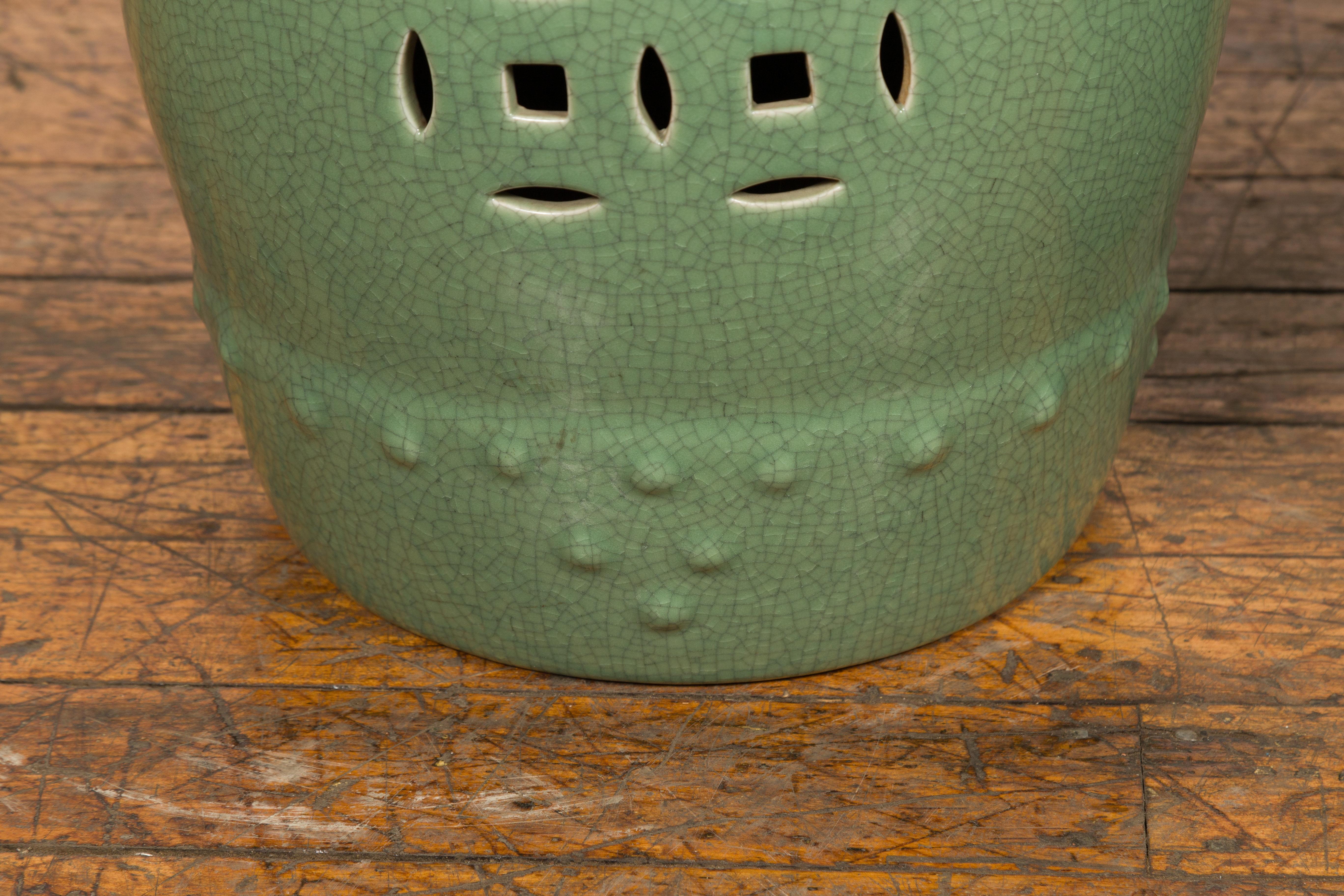 Chinesische glasierte Celadon-Gartenhocker im Vintage-Stil mit durchbrochenen Motiven, verkauft pro Stück (Keramik)
