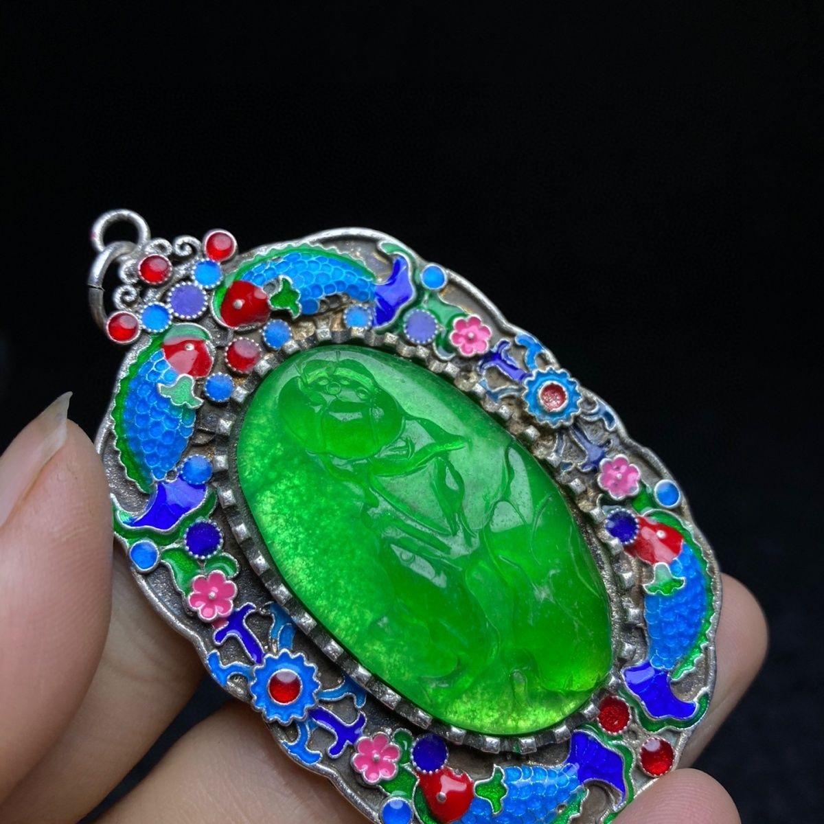 Pendentif chinois vintage en jade vert cloisonné sculpté à motifs de bon augure en vente 5