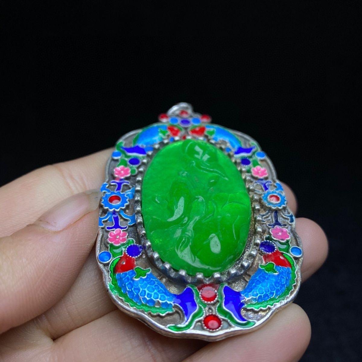 Pendentif chinois vintage en jade vert cloisonné sculpté à motifs de bon augure État moyen - En vente à 景德镇市, CN