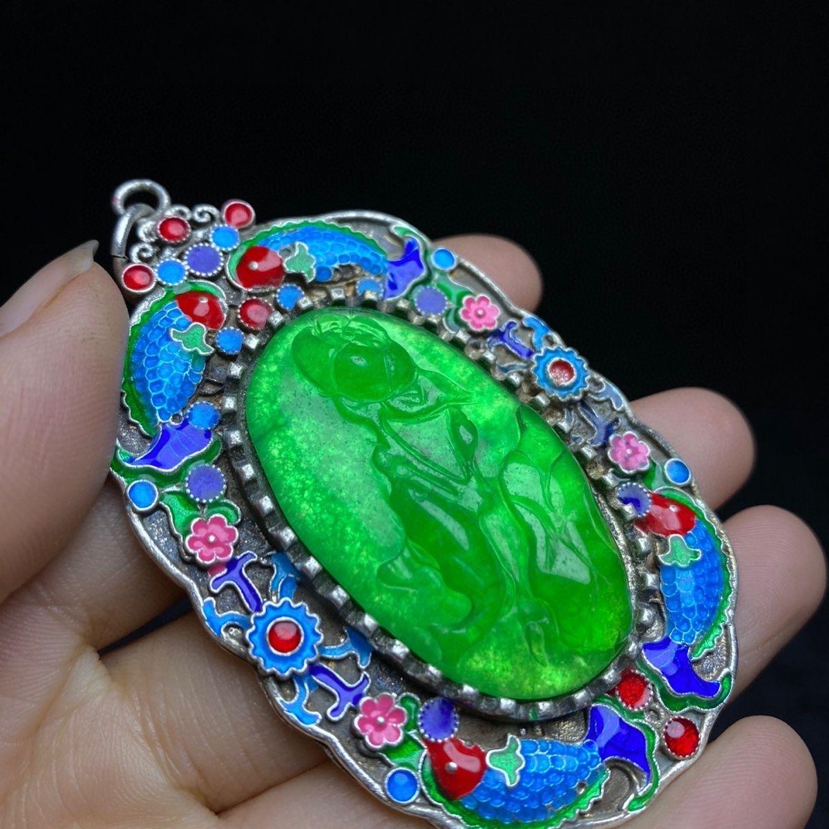 XIXe siècle Pendentif chinois vintage en jade vert cloisonné sculpté à motifs de bon augure en vente