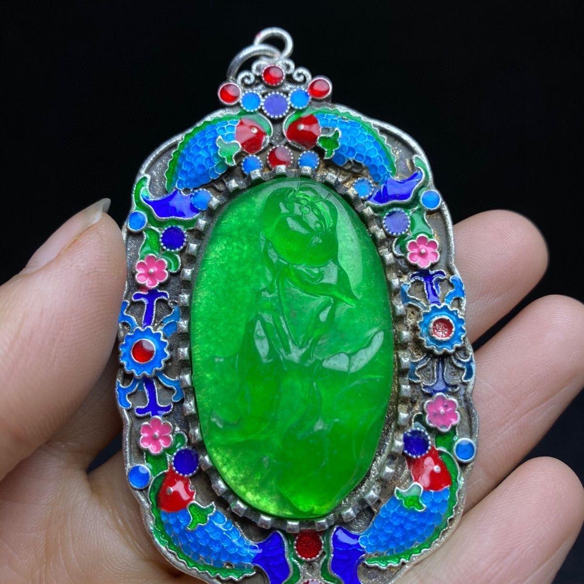Argent Pendentif chinois vintage en jade vert cloisonné sculpté à motifs de bon augure en vente