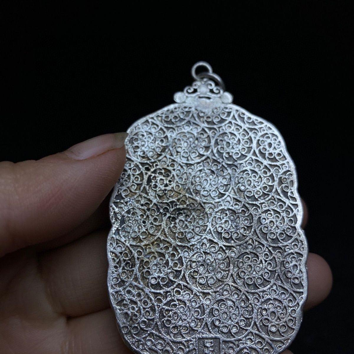 Pendentif chinois vintage en jade vert cloisonné sculpté à motifs de bon augure en vente 1