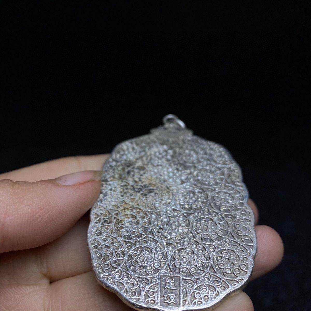 Pendentif chinois vintage en jade vert cloisonné sculpté à motifs de bon augure en vente 2