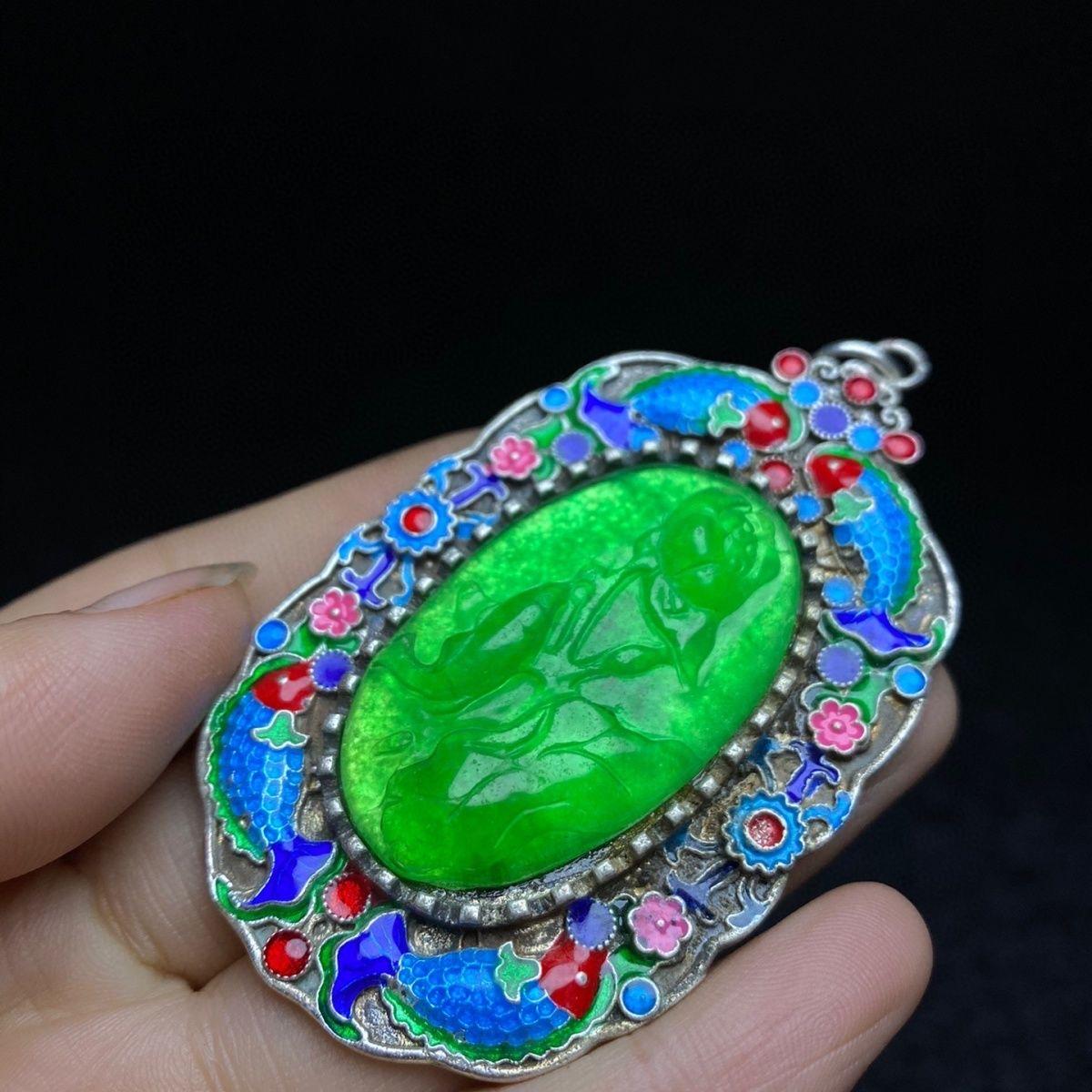 Pendentif chinois vintage en jade vert cloisonné sculpté à motifs de bon augure en vente 3