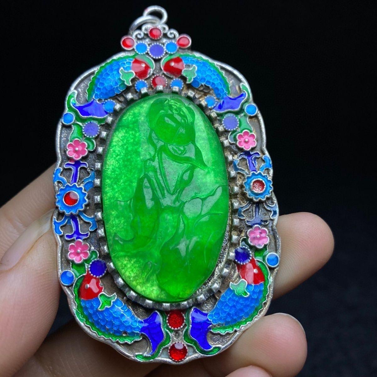 Pendentif chinois vintage en jade vert cloisonné sculpté à motifs de bon augure en vente 4