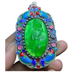 Colgante vintage chino de cloisonné tallado en jade verde con motivos auspiciosos