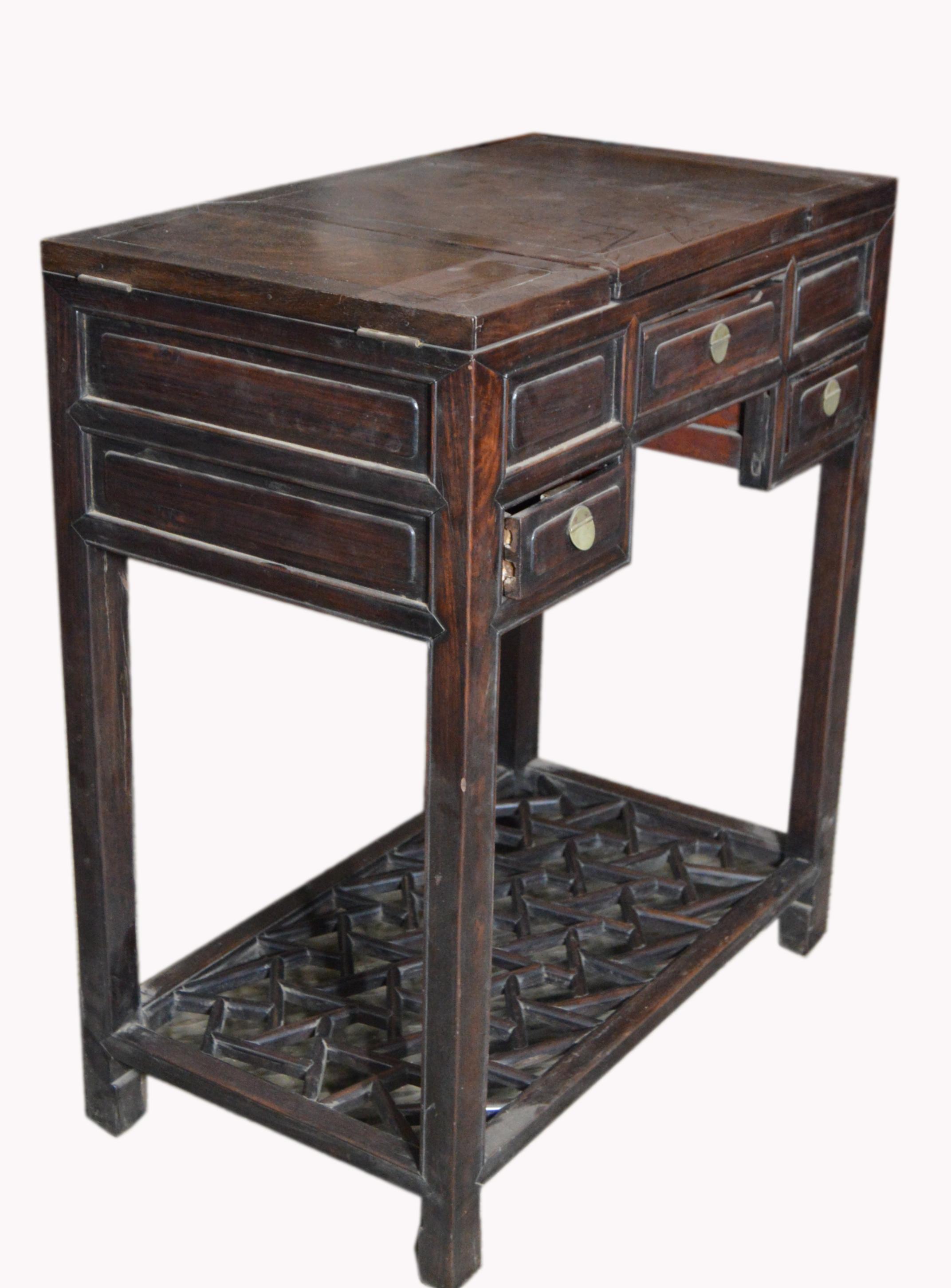 Laqué Table de toilette chinoise vintage en bois laqué foncé avec miroir et tiroirs en vente