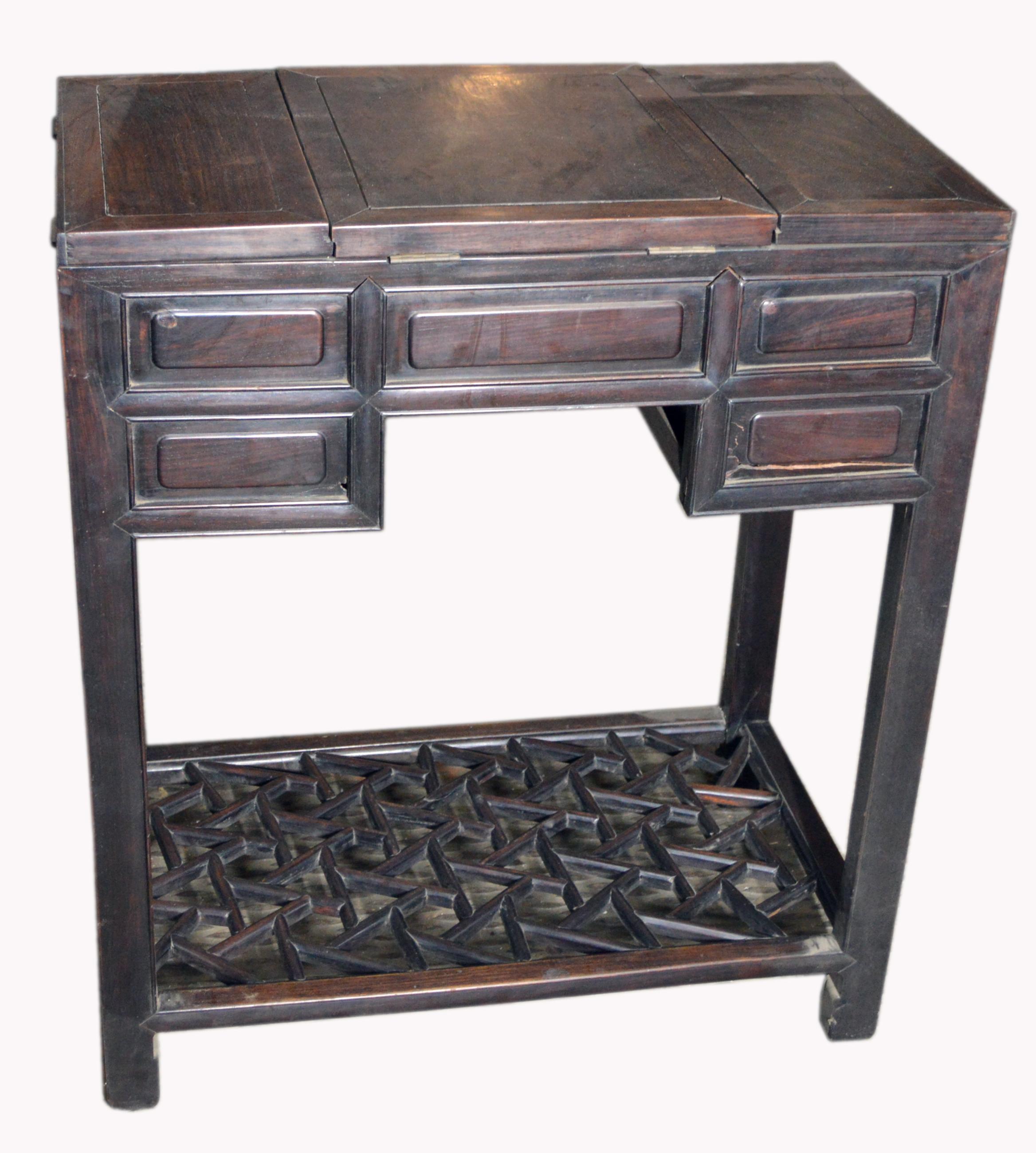 Laiton Table de toilette chinoise vintage en bois laqué foncé avec miroir et tiroirs en vente