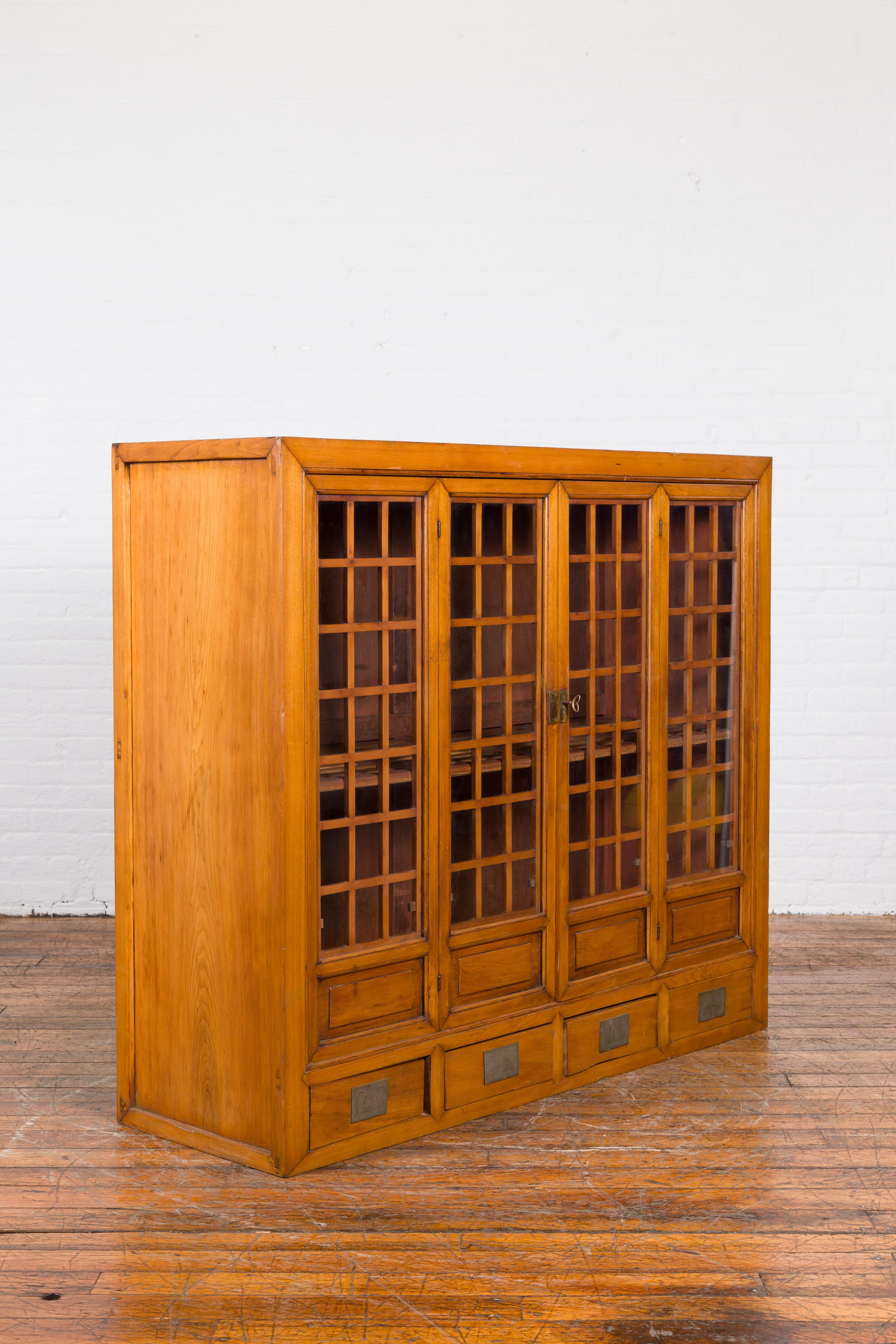 Vitrina Vintage China con Puertas de Cristal Paneladas y Cuatro Cajones Chino en venta