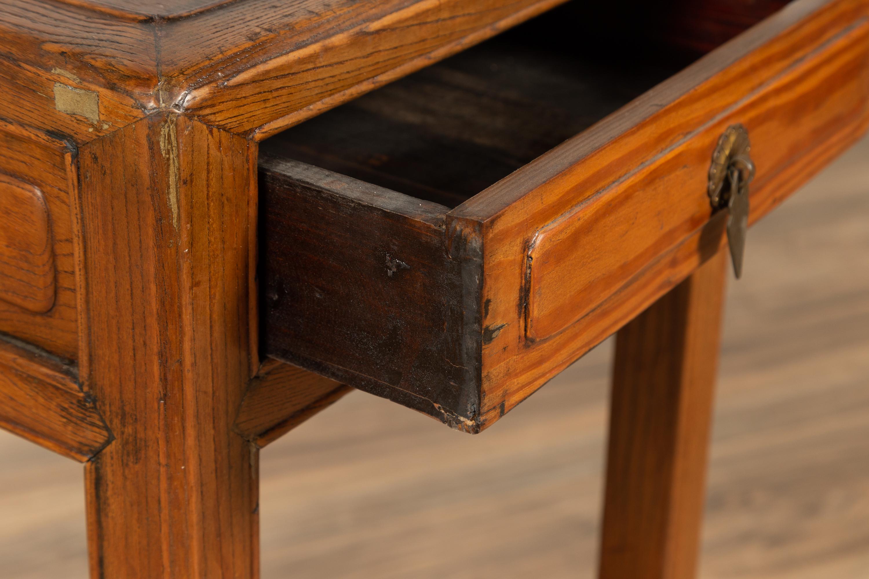 Table de lampe en bois d'orme avec un seul tiroir, pieds en forme de tête de cheval et étagère à glace craquelée en vente 4