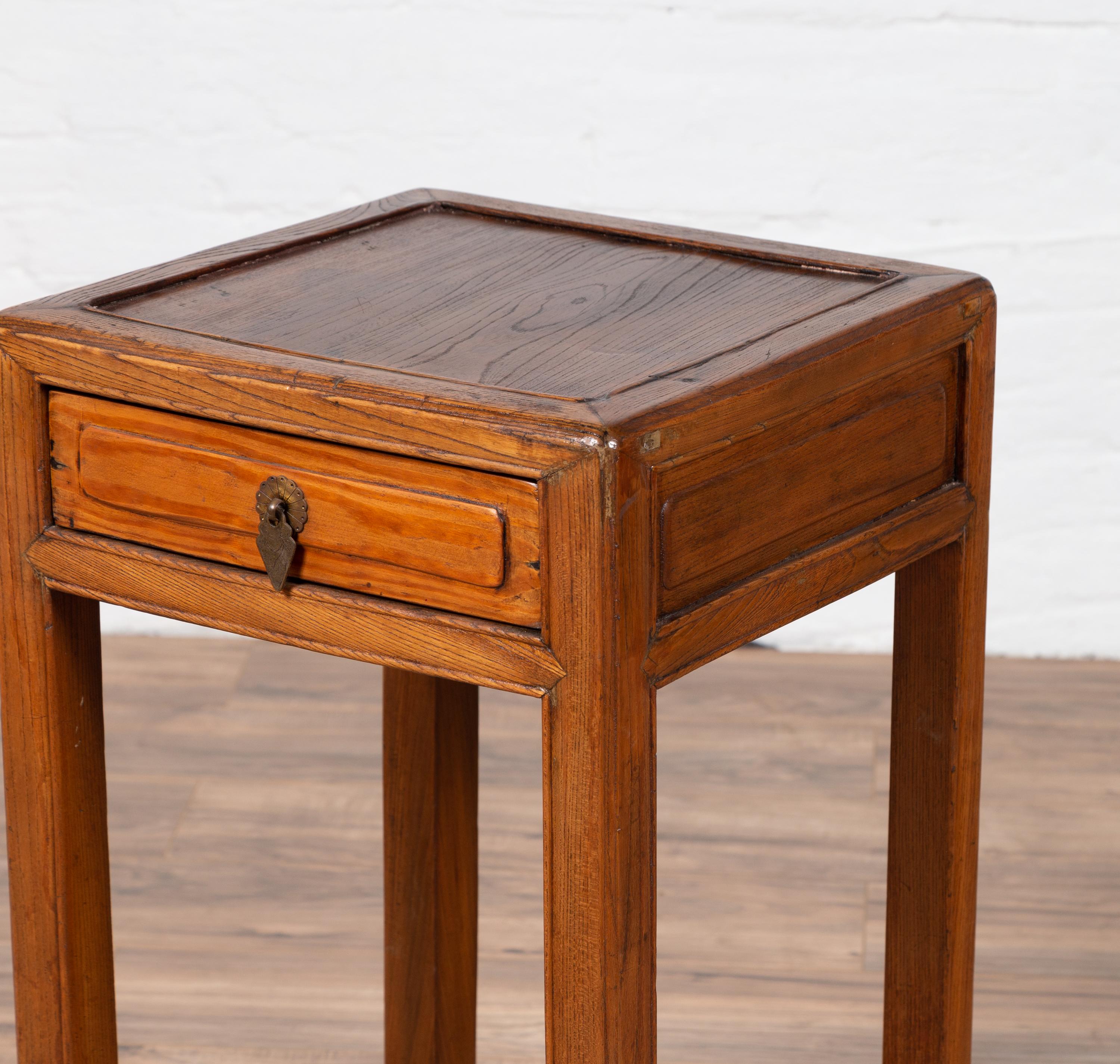 Table de lampe en bois d'orme avec un seul tiroir, pieds en forme de tête de cheval et étagère à glace craquelée en vente 6