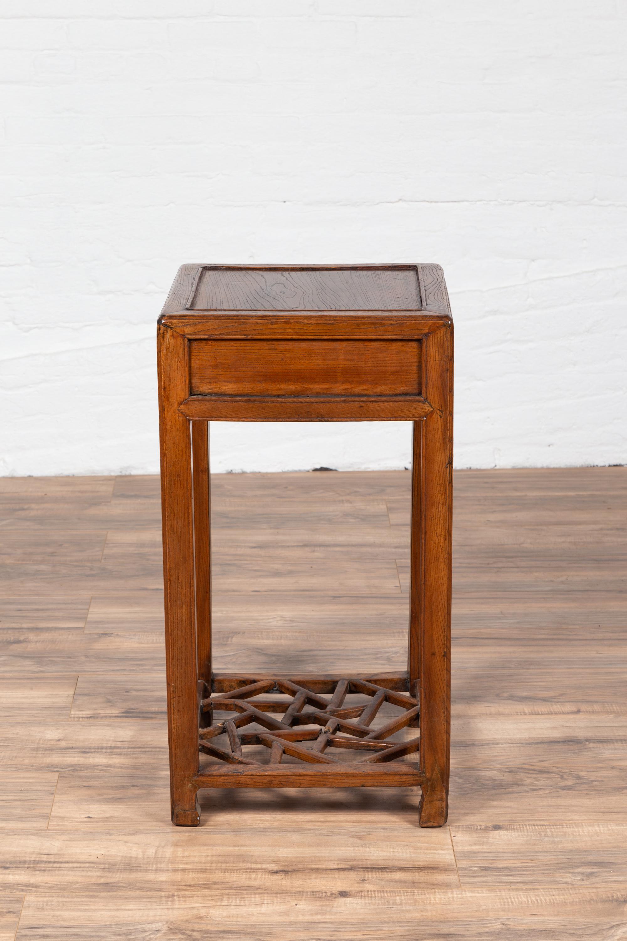 Table de lampe en bois d'orme avec un seul tiroir, pieds en forme de tête de cheval et étagère à glace craquelée en vente 7