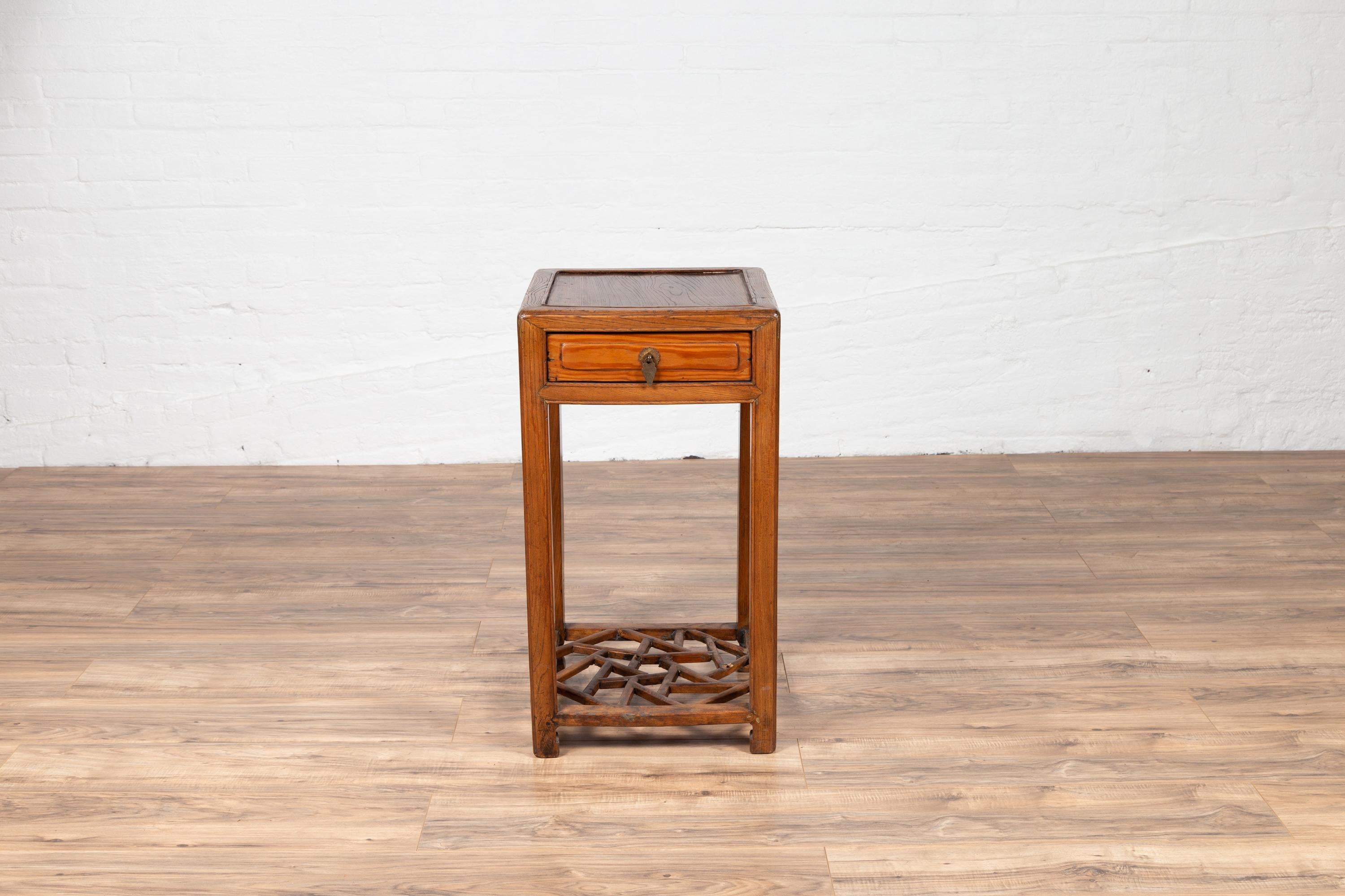 Table de lampe en bois d'orme avec un seul tiroir, pieds en forme de tête de cheval et étagère à glace craquelée en vente 8