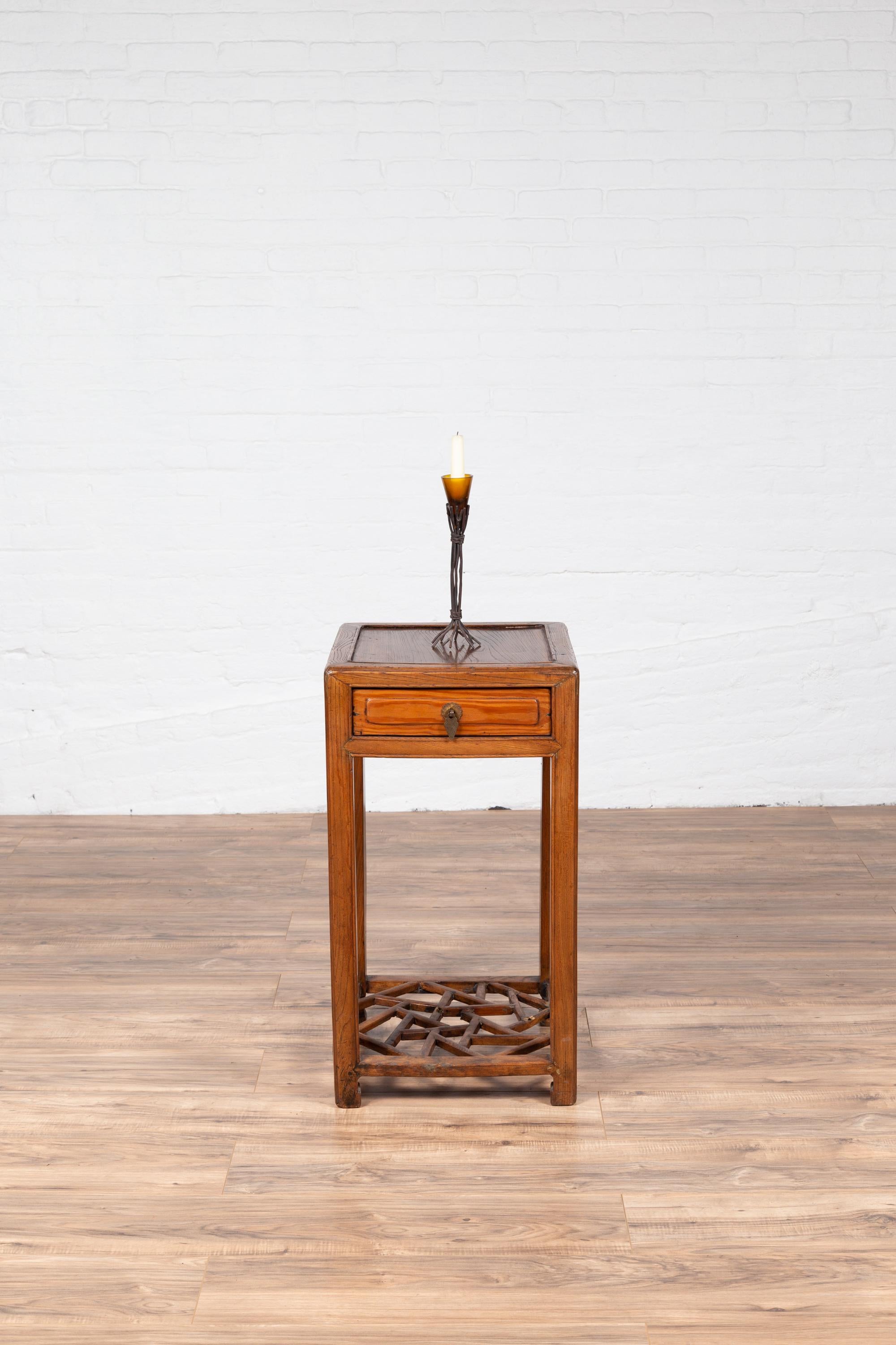 Table de lampe en bois d'orme avec un seul tiroir, pieds en forme de tête de cheval et étagère à glace craquelée en vente 9