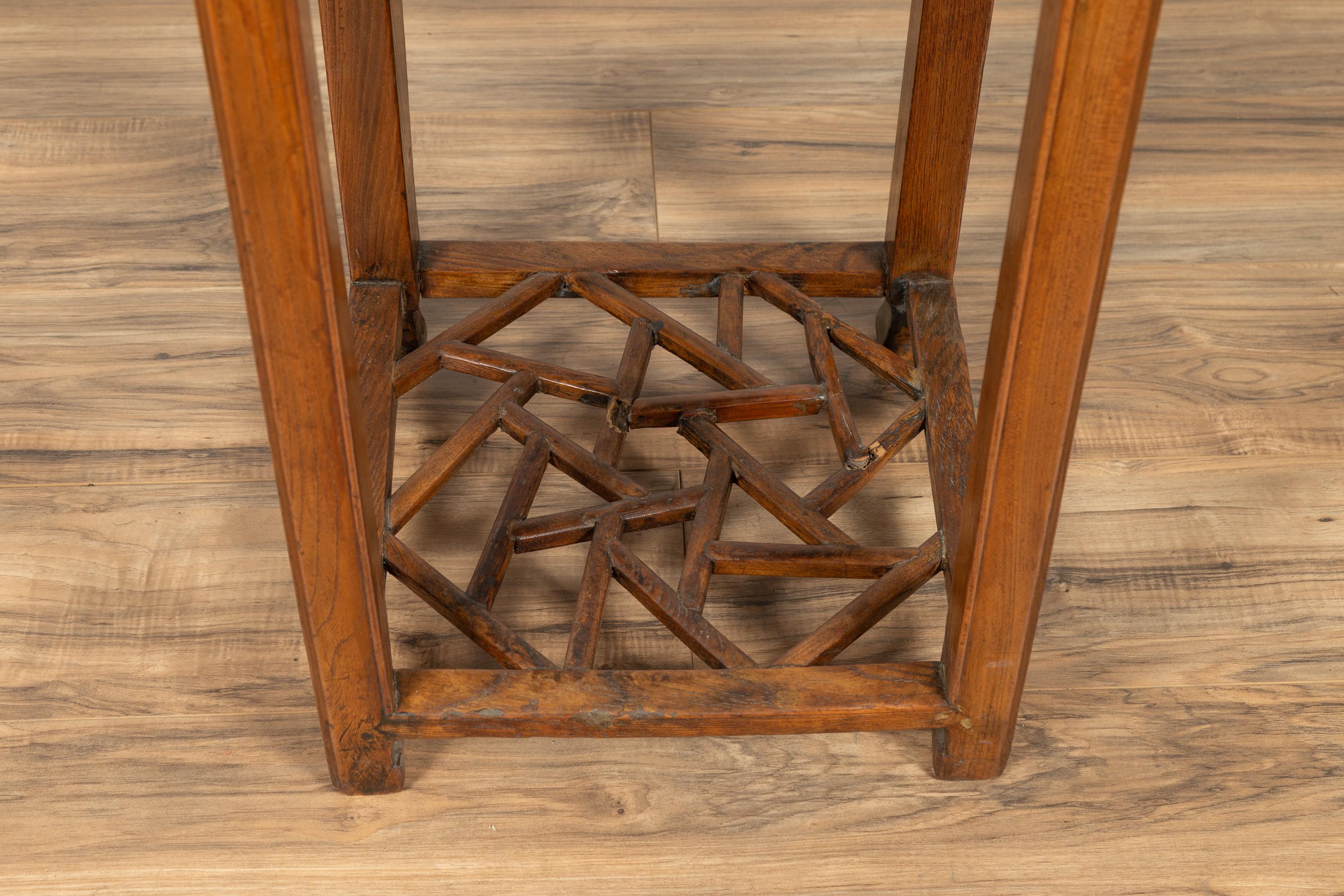 Orme Table de lampe en bois d'orme avec un seul tiroir, pieds en forme de tête de cheval et étagère à glace craquelée en vente