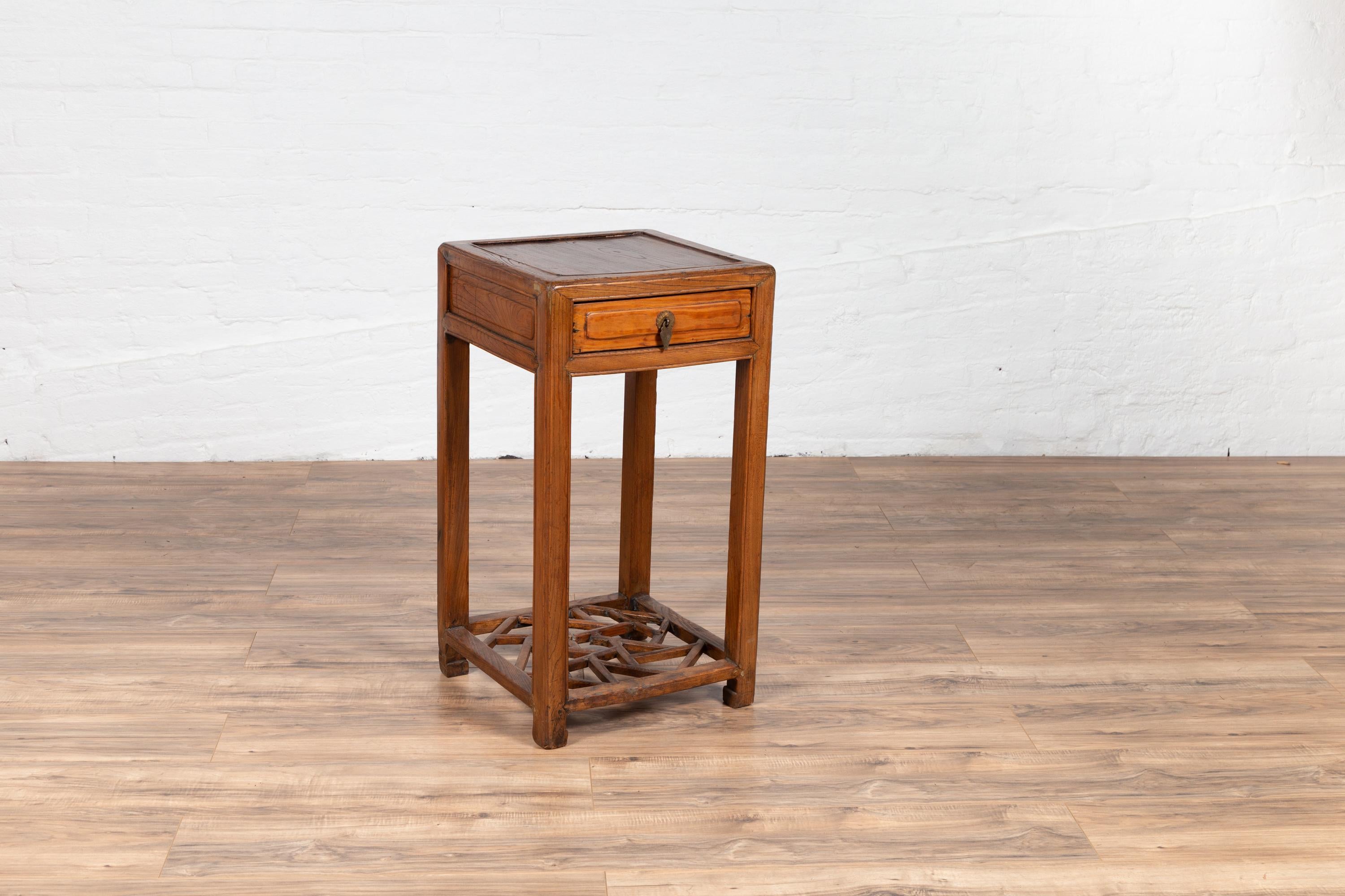Table de lampe en bois d'orme avec un seul tiroir, pieds en forme de tête de cheval et étagère à glace craquelée en vente 1