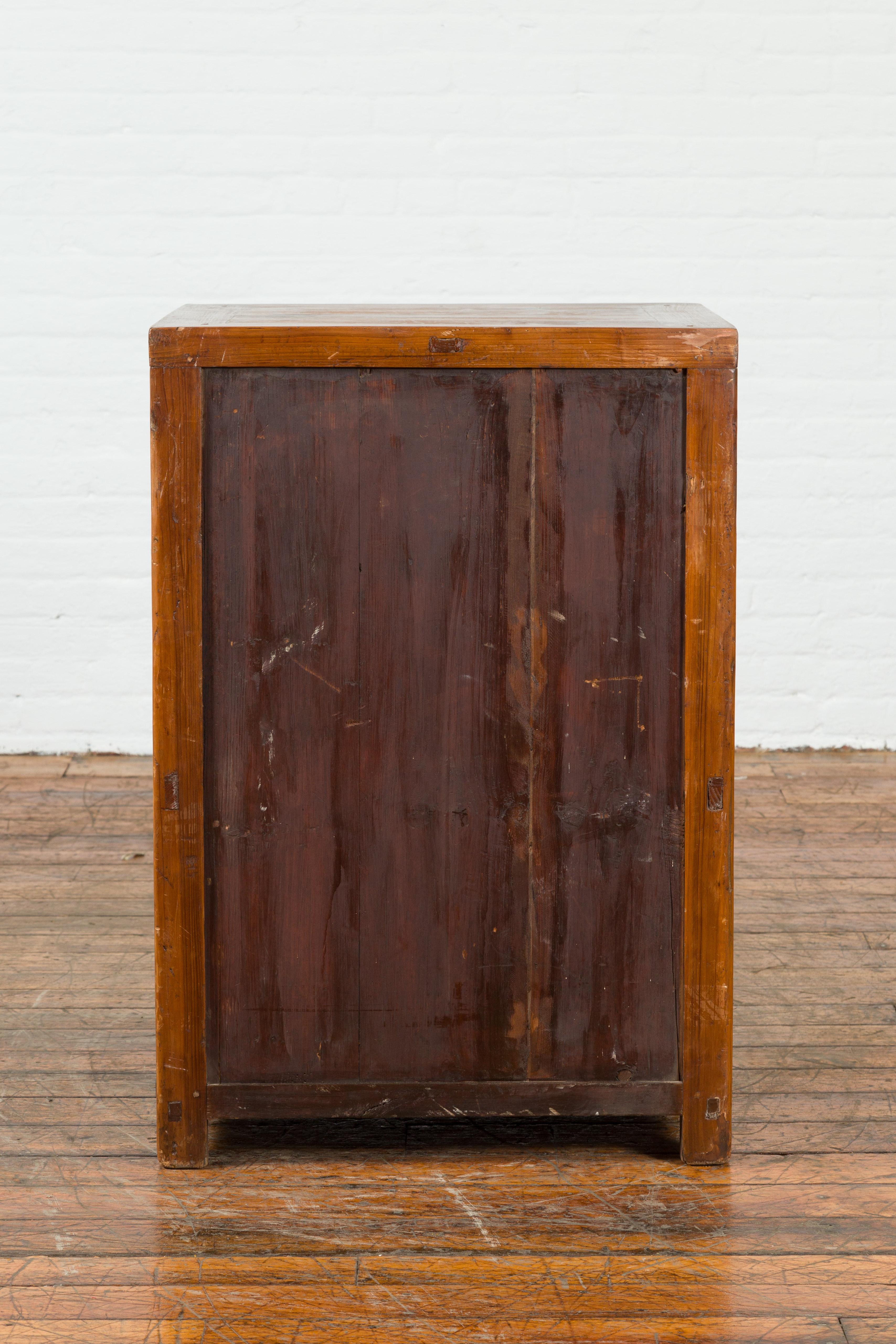 Vieille armoire d'appoint chinoise en bois d'orme brun avec deux tiroirs et deux portes doubles en vente 4