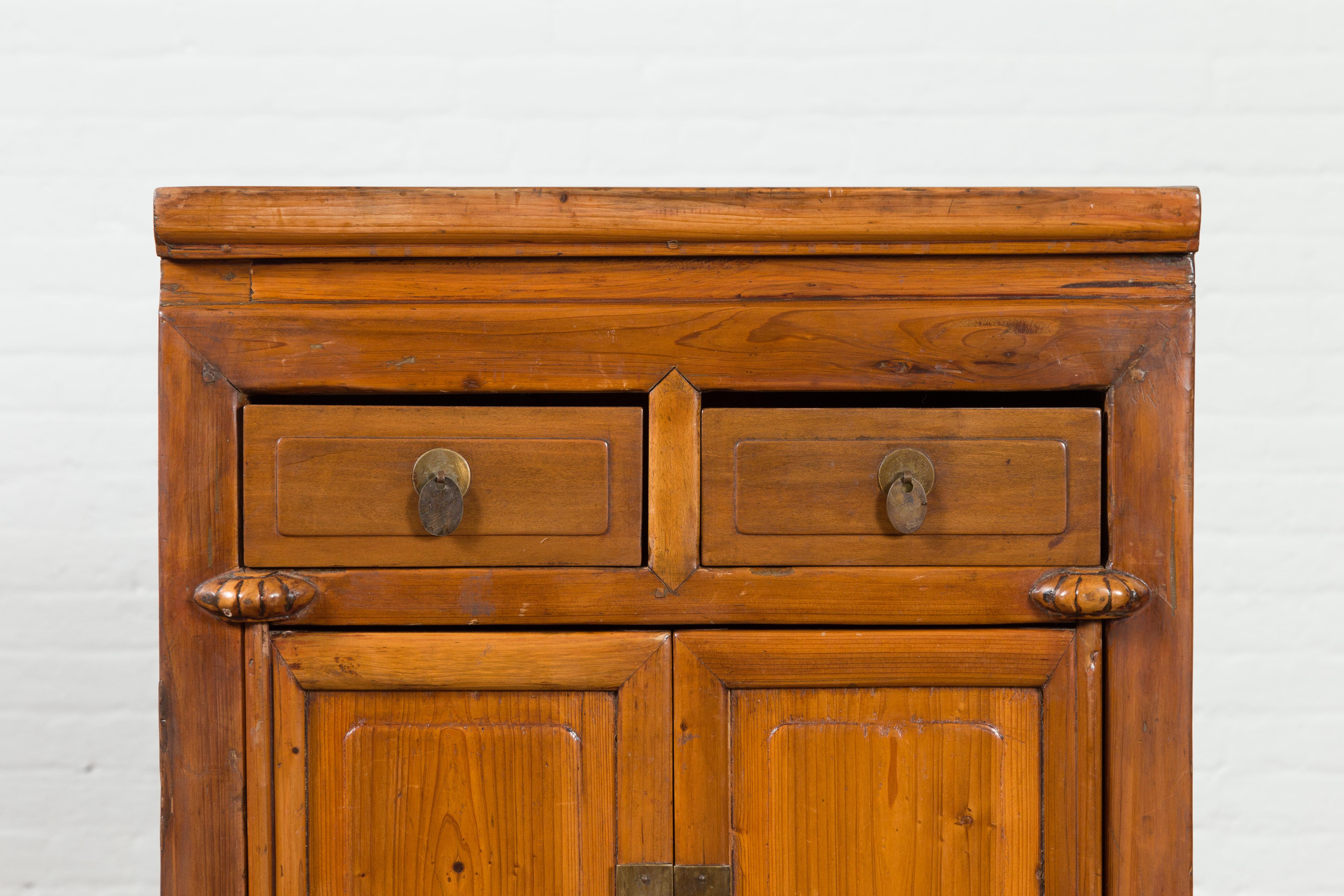 Laiton Vieille armoire d'appoint chinoise en bois d'orme brun avec deux tiroirs et deux portes doubles en vente