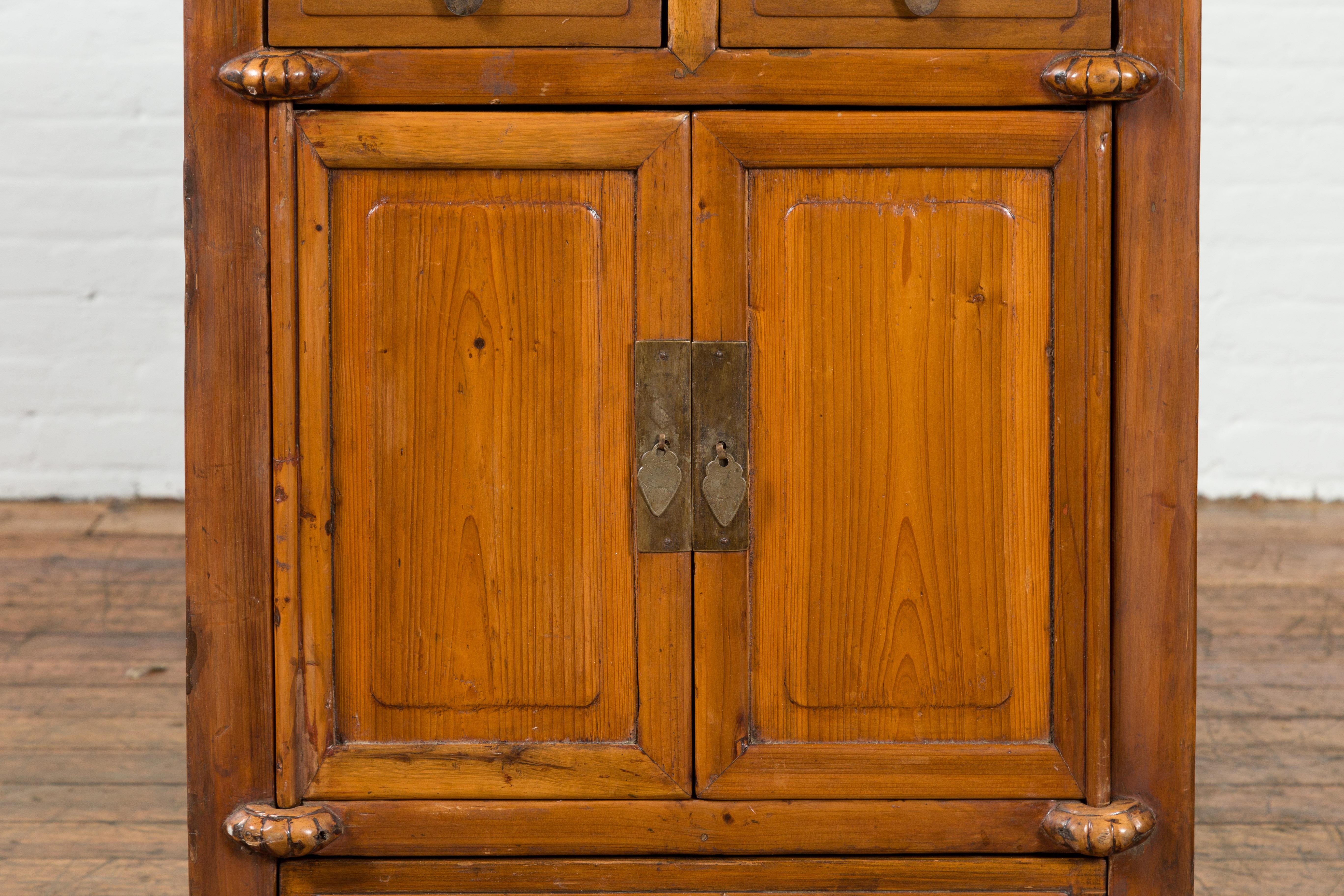 Vieille armoire d'appoint chinoise en bois d'orme brun avec deux tiroirs et deux portes doubles en vente 1