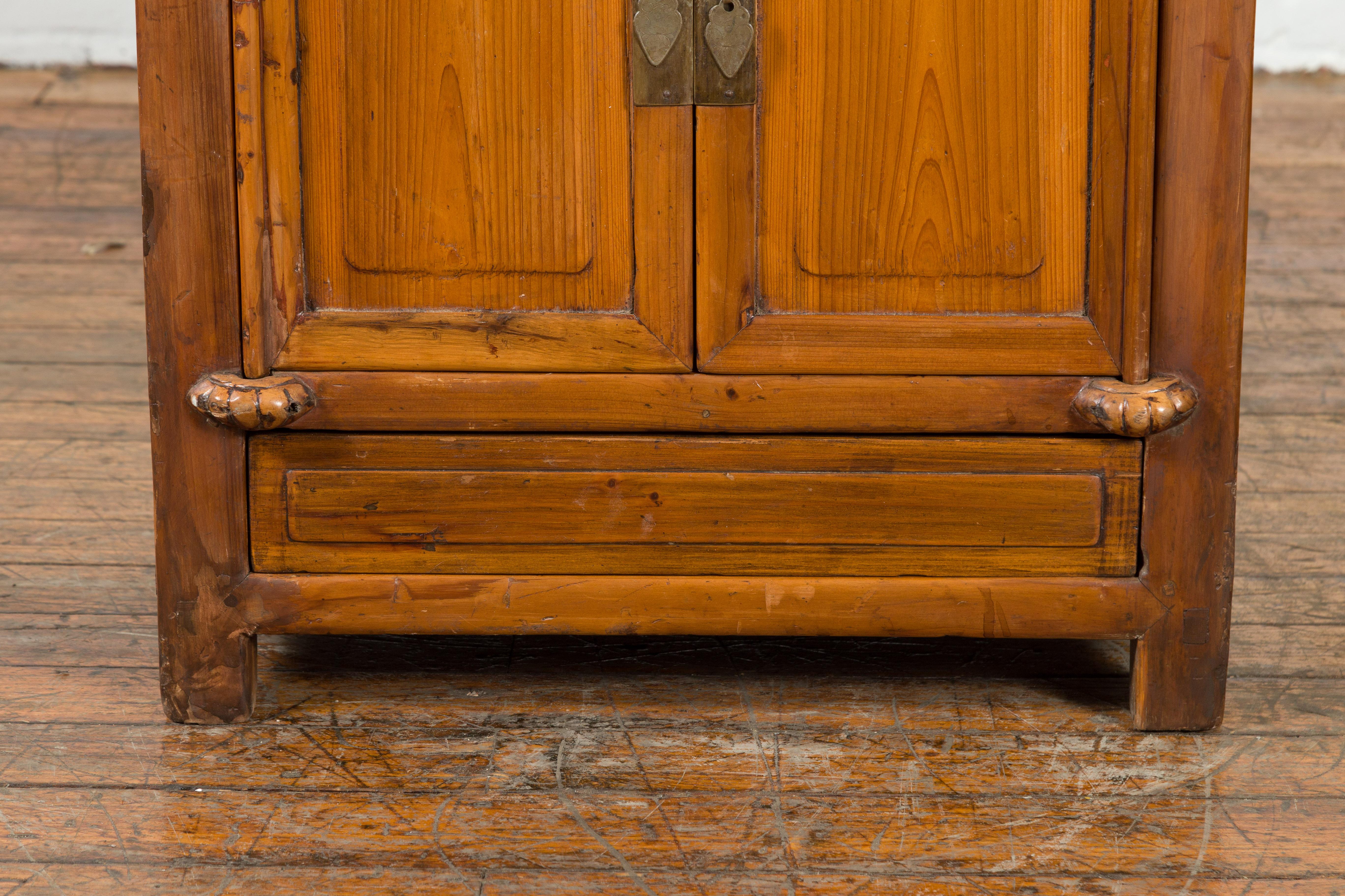 Vieille armoire d'appoint chinoise en bois d'orme brun avec deux tiroirs et deux portes doubles en vente 2