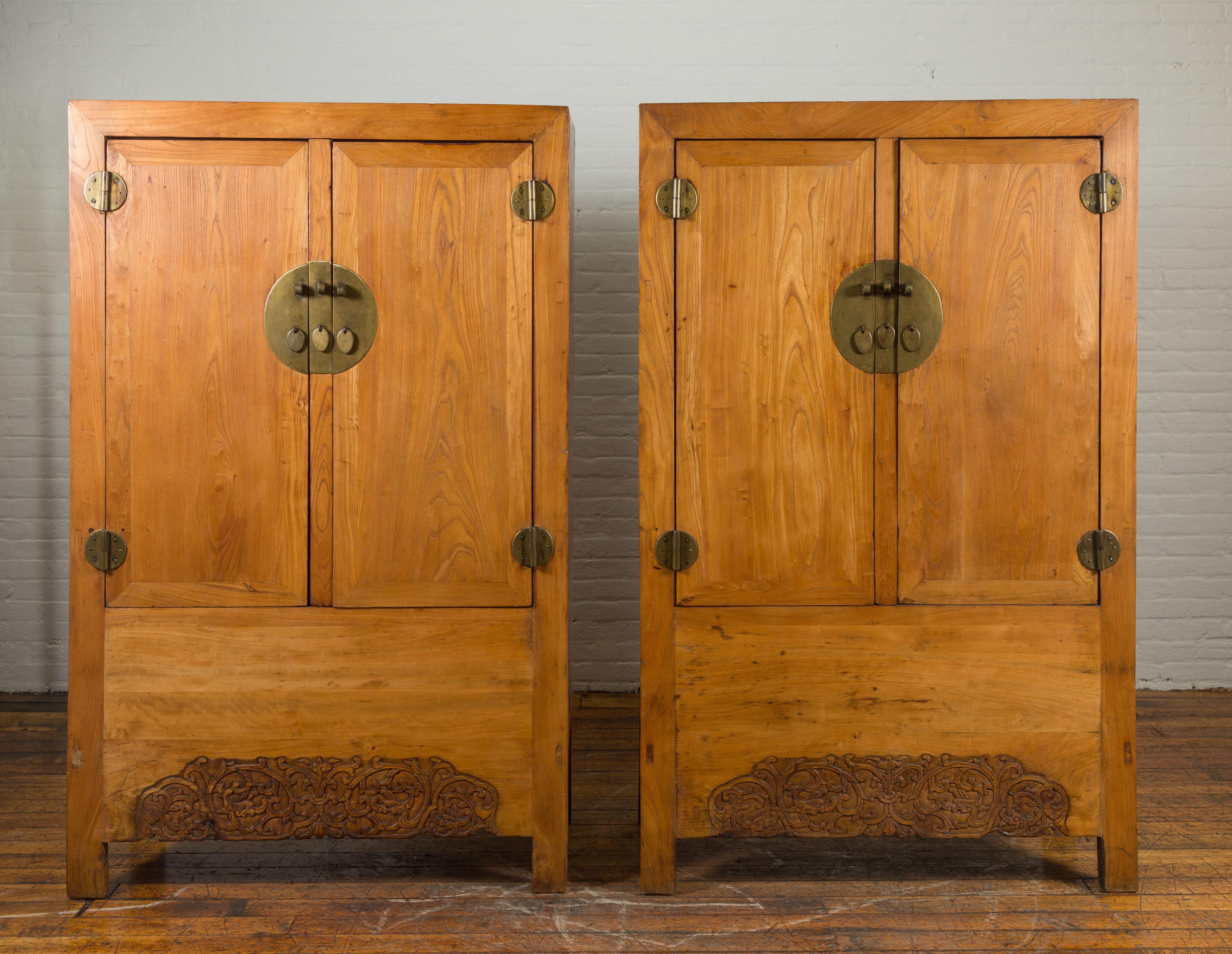 Vieille armoire de mariage en bois d'orme avec tiroirs cachés en vente 3