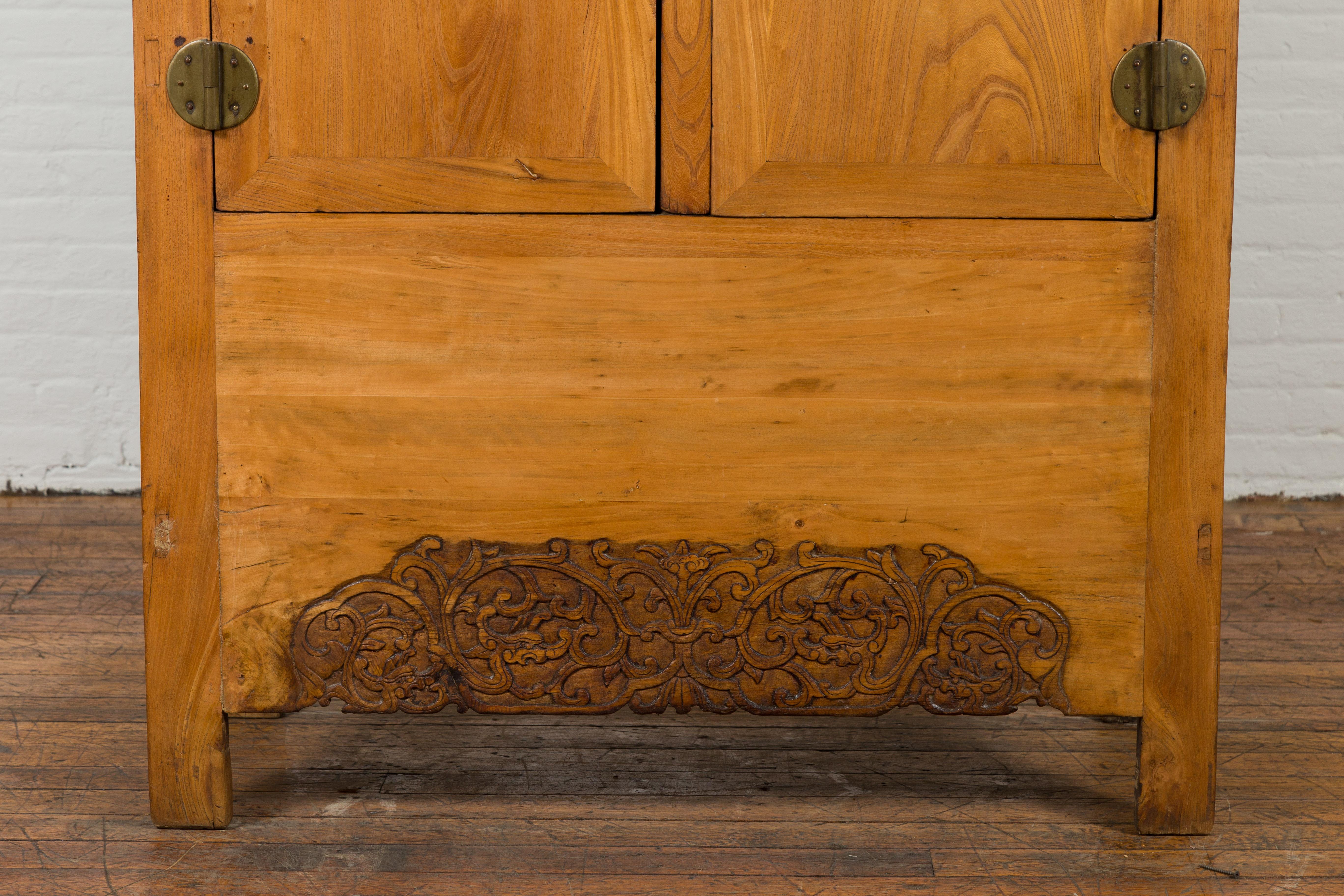 Sculpté Vieille armoire de mariage en bois d'orme avec tiroirs cachés en vente