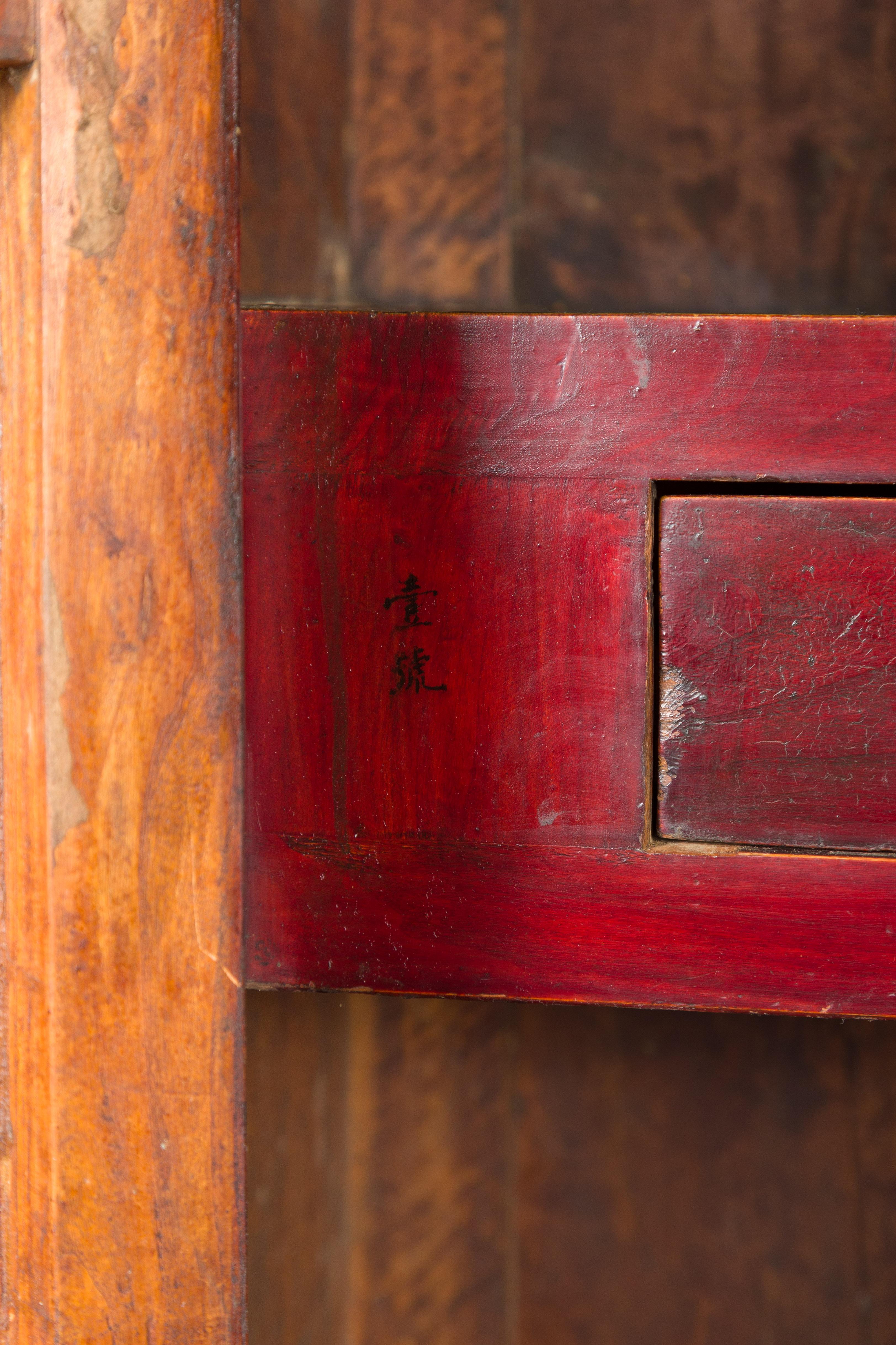 Vieille armoire de mariage en bois d'orme avec tiroirs cachés Bon état - En vente à Yonkers, NY