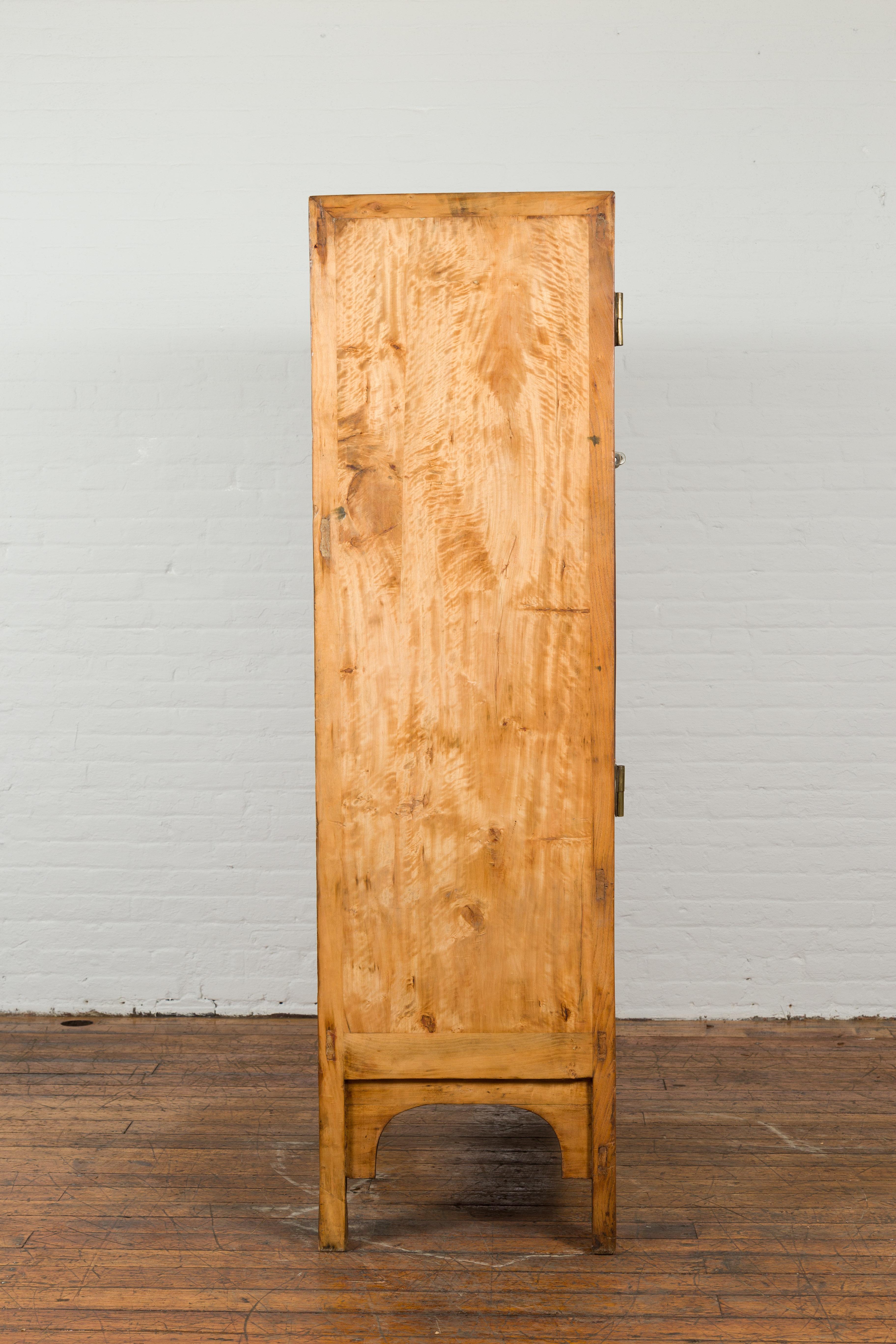 20ième siècle Vieille armoire de mariage en bois d'orme avec tiroirs cachés en vente