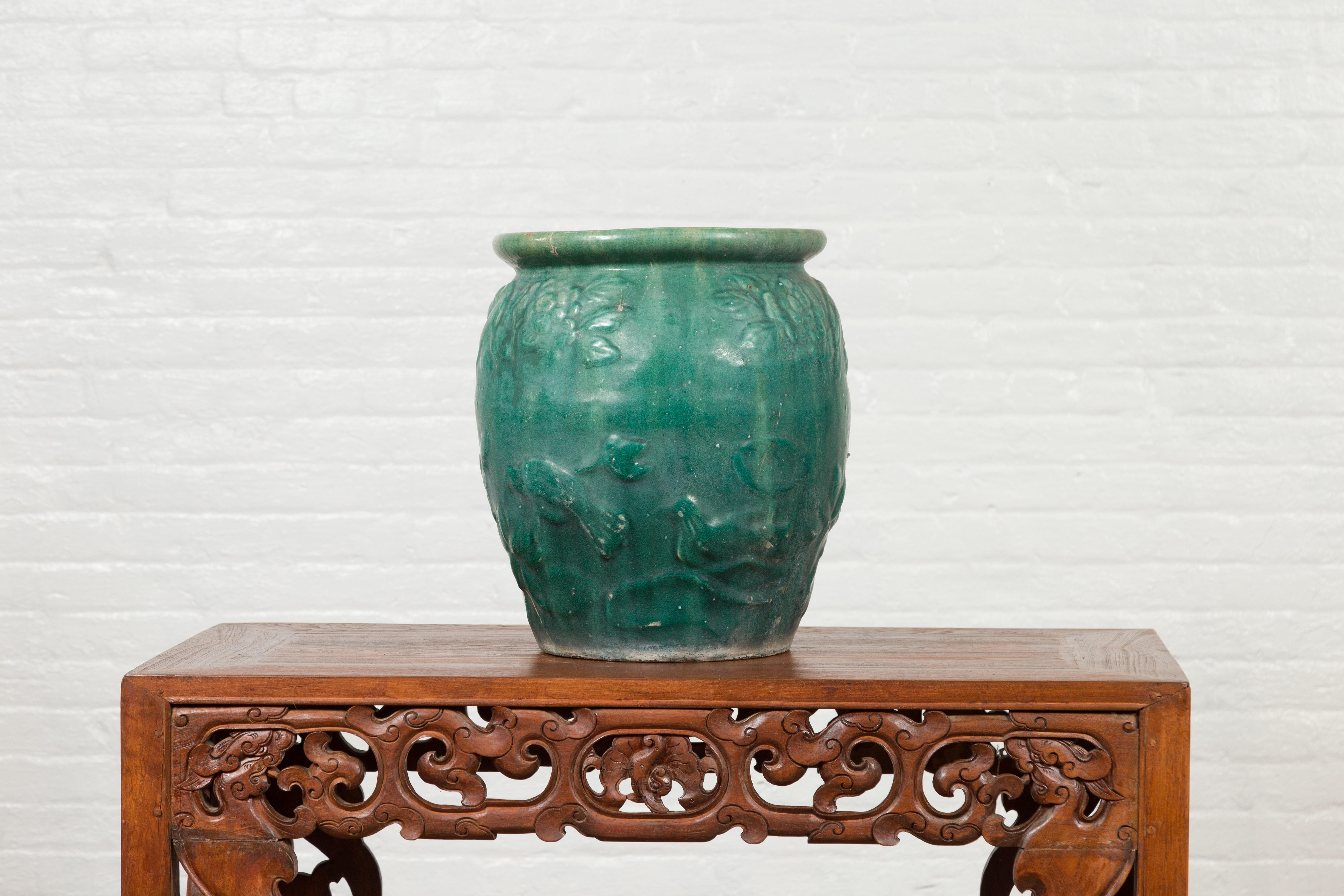 Vase jardinière en céramique émaillée verte avec motifs floraux et oiseaux en relief en vente 4