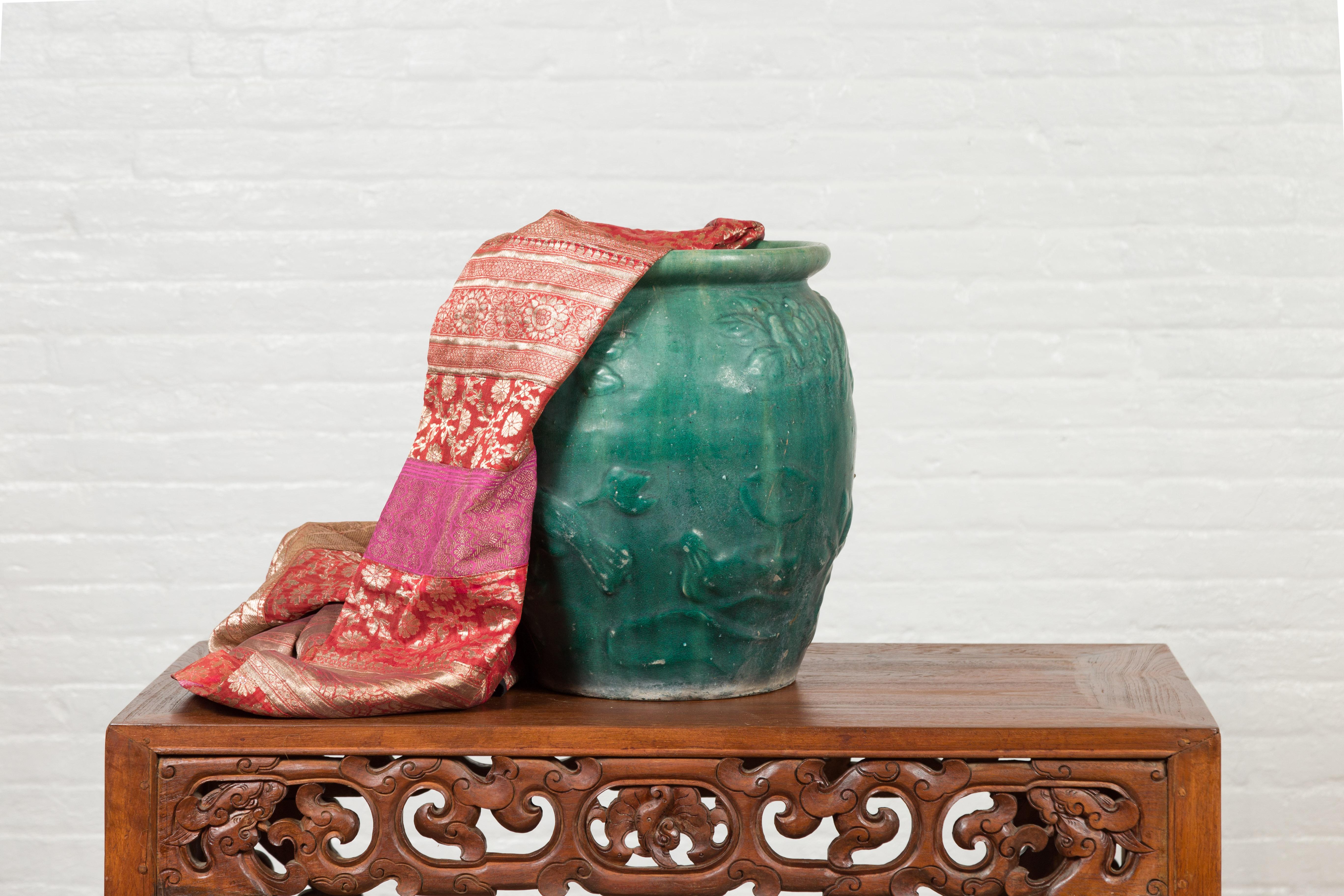 Chinesische grüne glasierte Vintage-Vase mit erhabenen Blumen- und Vogelmotiven aus China im Angebot 6
