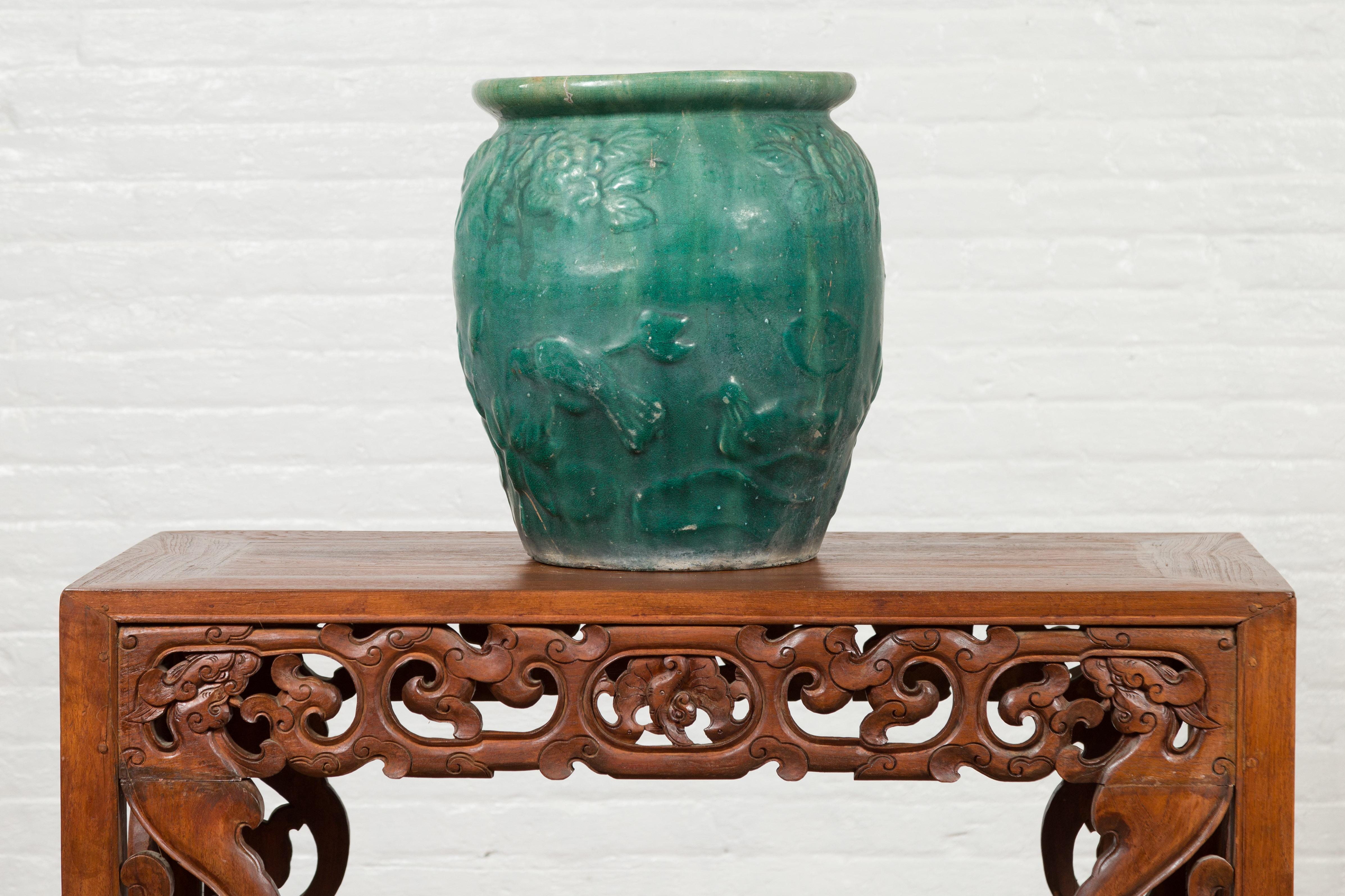 Chinois Vase jardinière en céramique émaillée verte avec motifs floraux et oiseaux en relief en vente