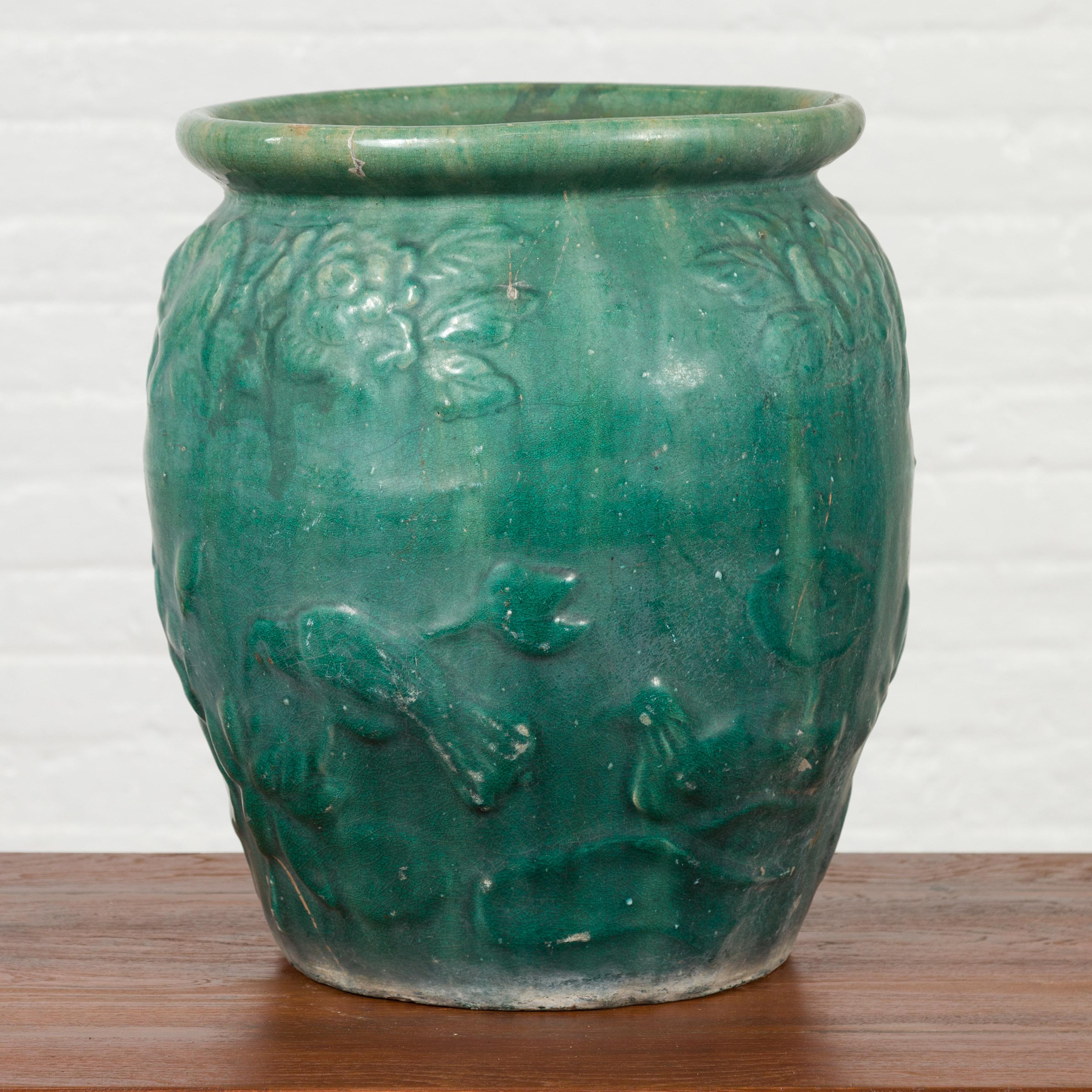 Vernissé Vase jardinière en céramique émaillée verte avec motifs floraux et oiseaux en relief en vente