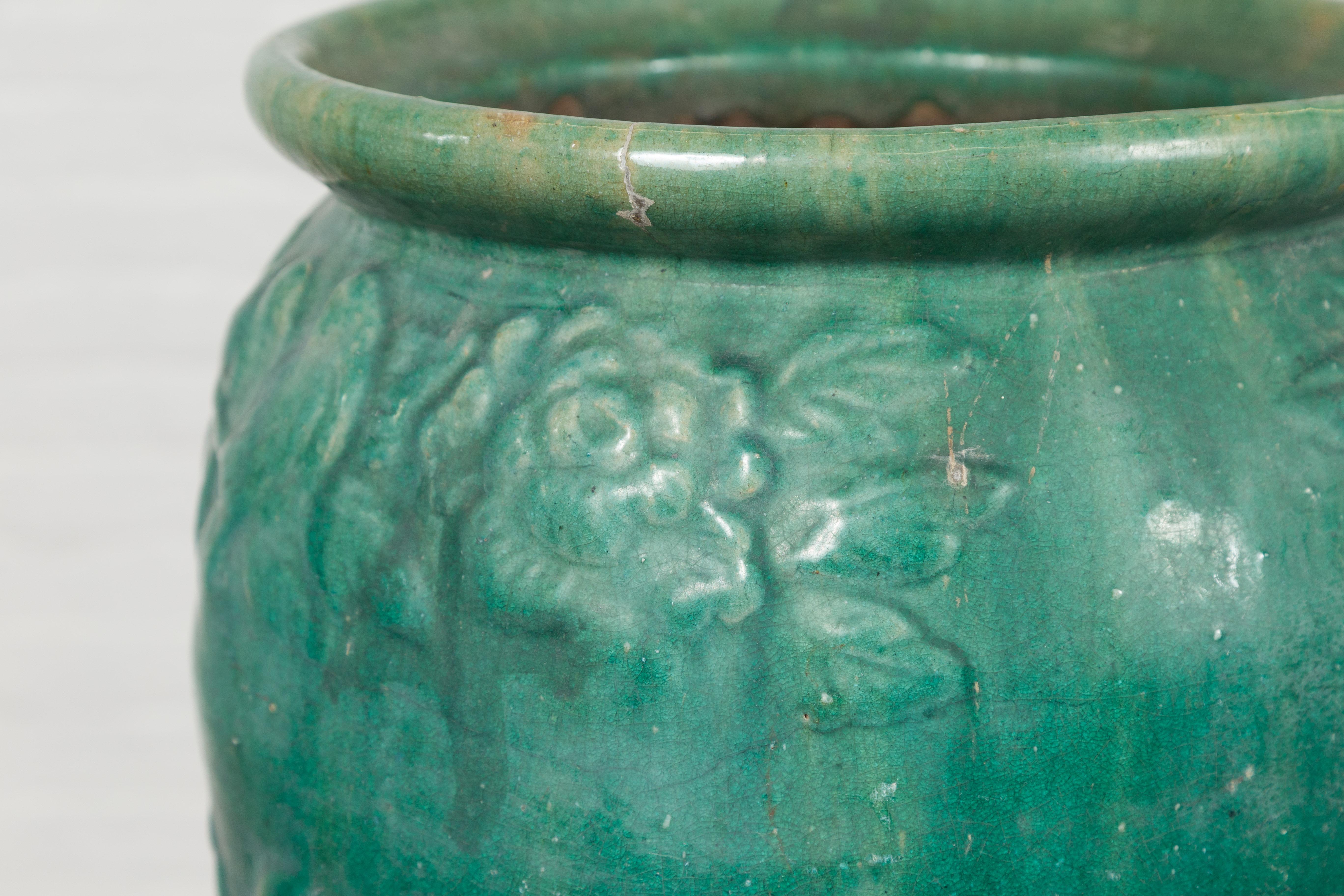 Chinesische grüne glasierte Vintage-Vase mit erhabenen Blumen- und Vogelmotiven aus China (Keramik) im Angebot