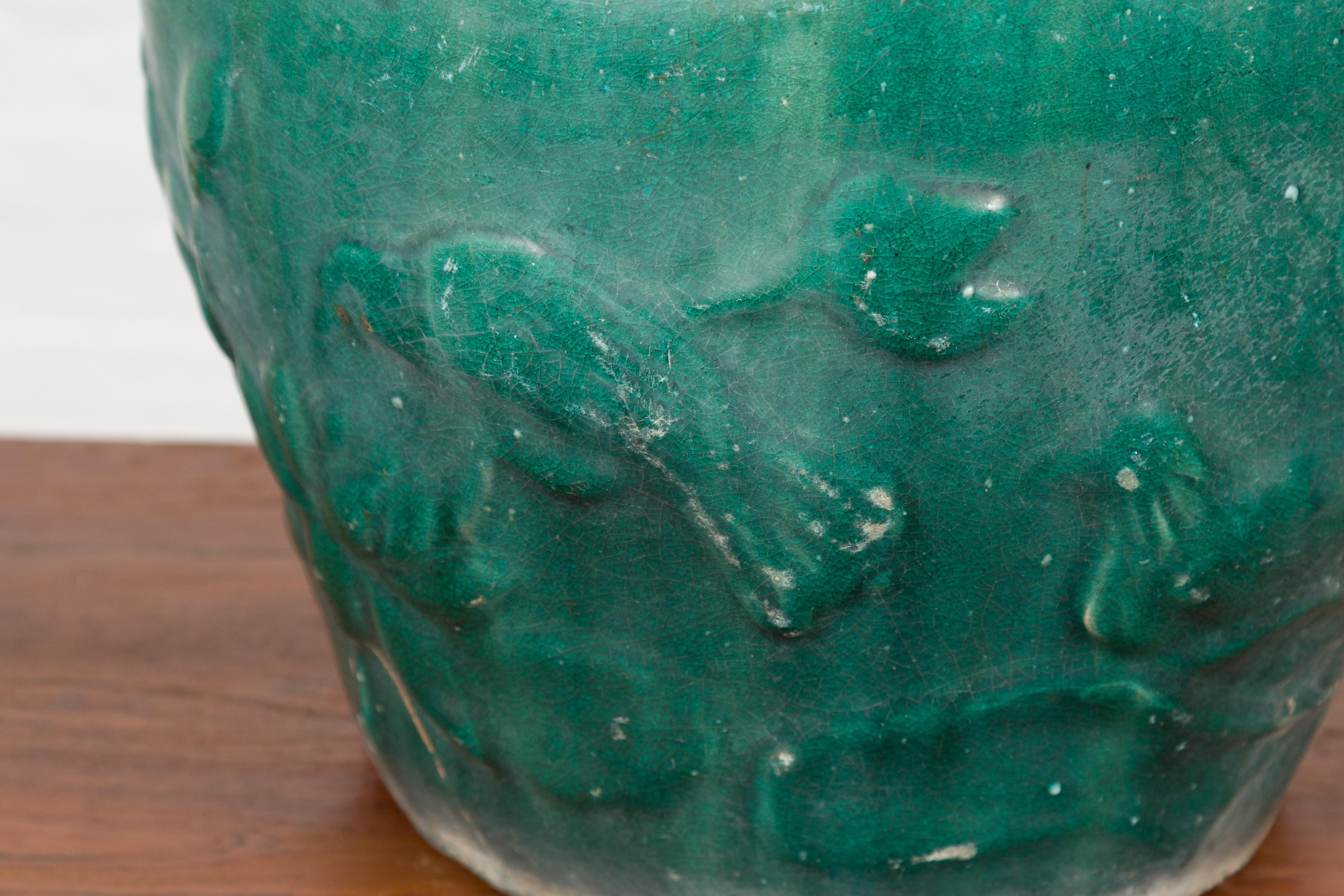 Chinesische grüne glasierte Vintage-Vase mit erhabenen Blumen- und Vogelmotiven aus China im Angebot 1