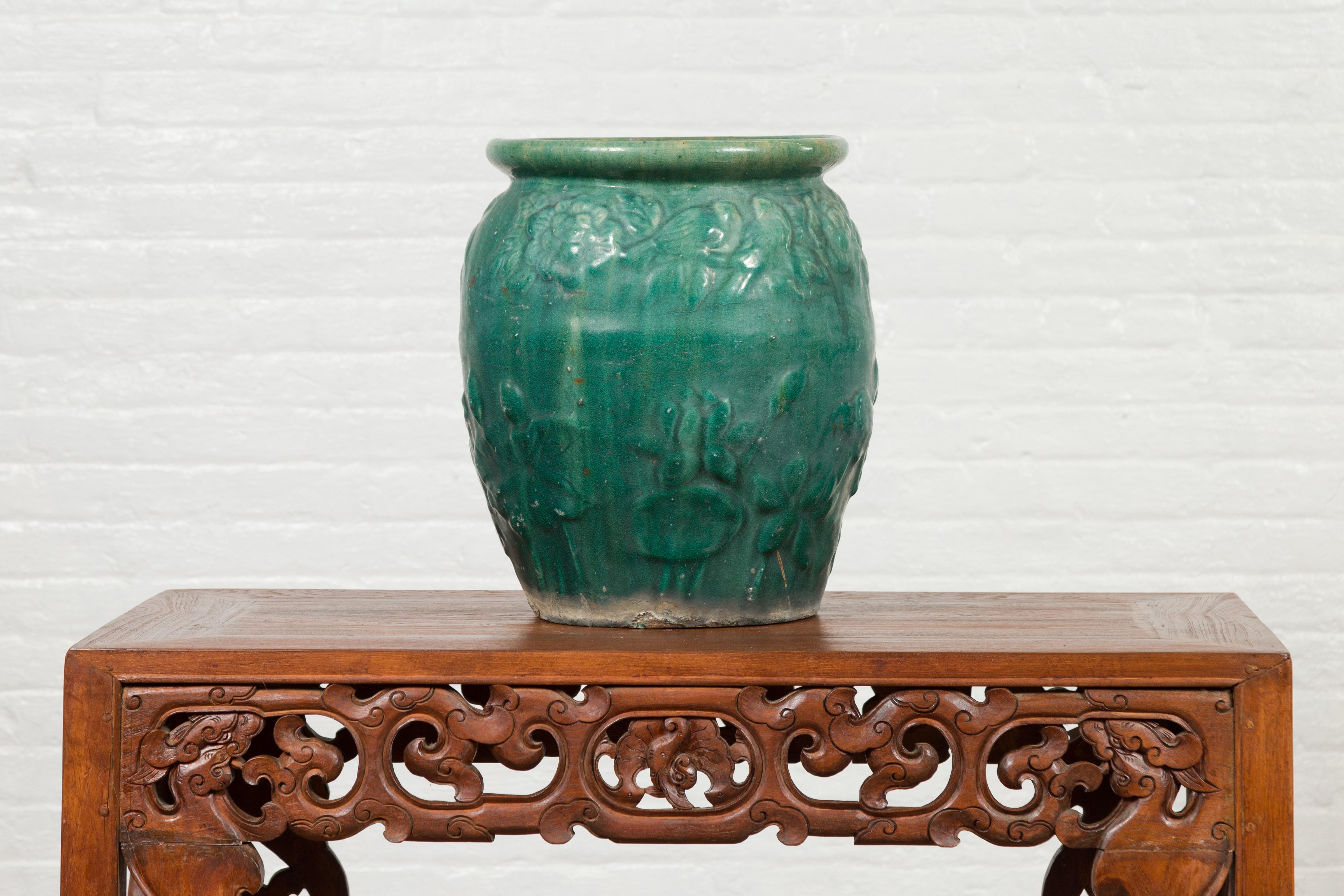 Vase jardinière en céramique émaillée verte avec motifs floraux et oiseaux en relief en vente 1