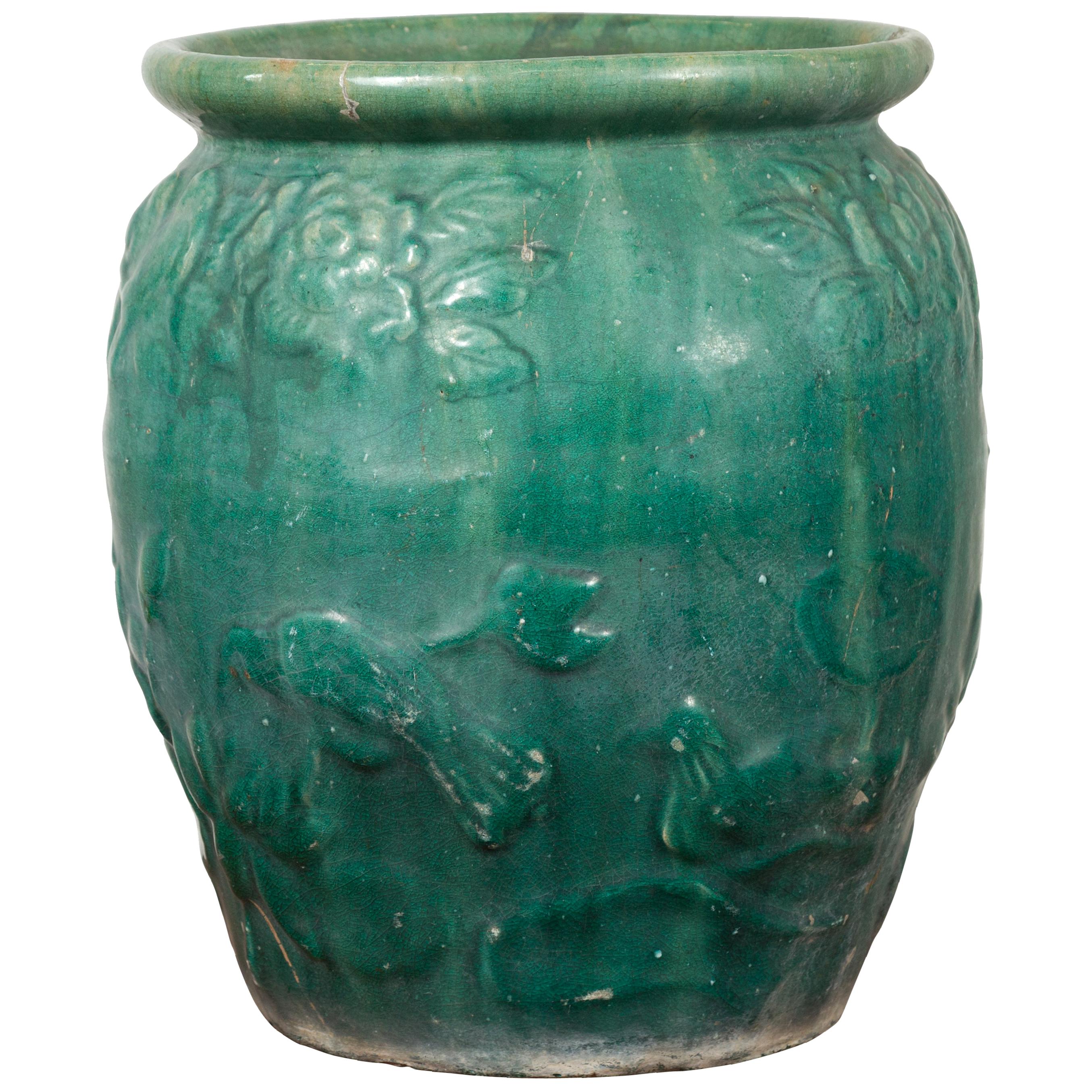 Vase chinois vintage émaillé vert avec motifs floraux et oiseaux en relief