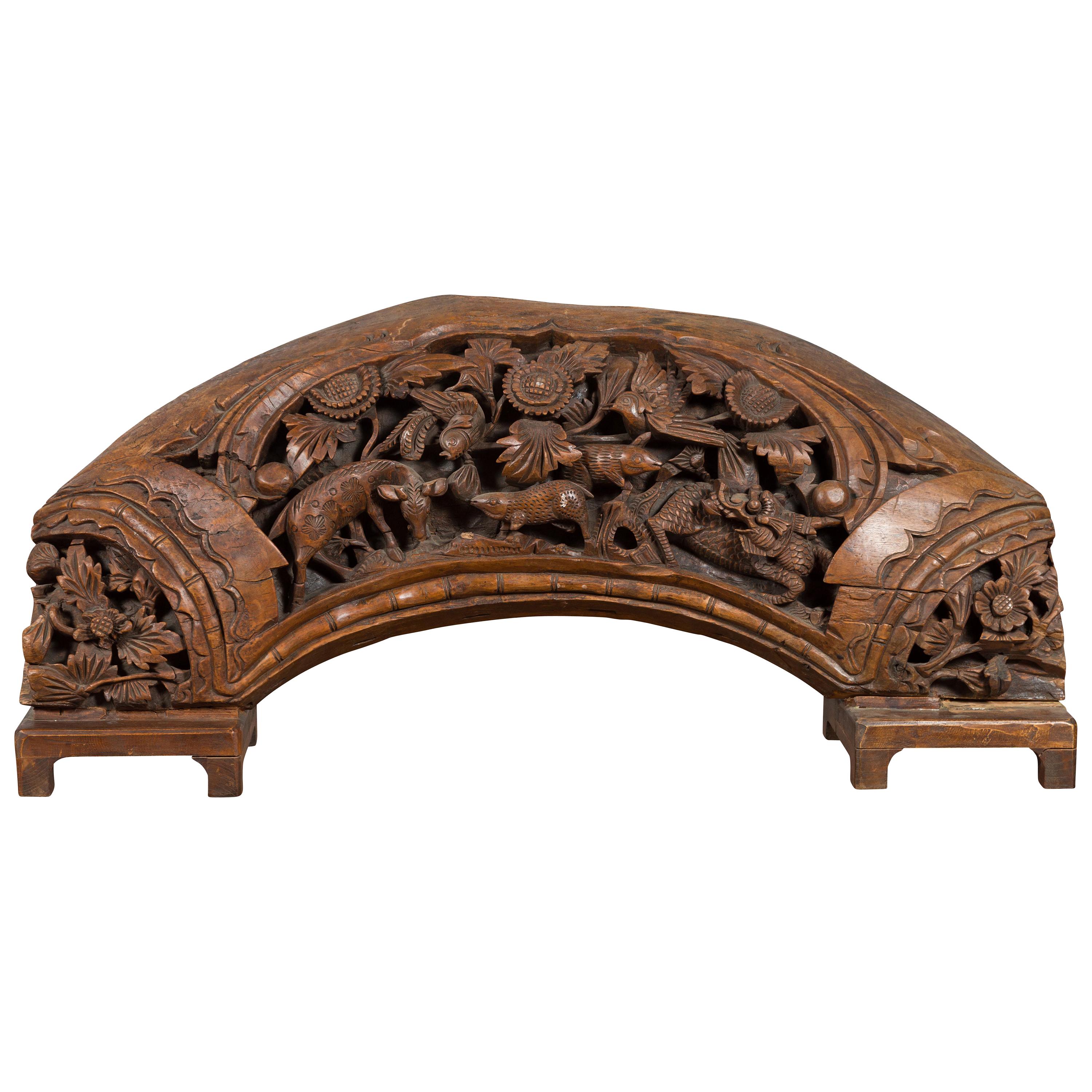 Escultura de madera arqueada vintage tallada a mano con motivos florales y animales