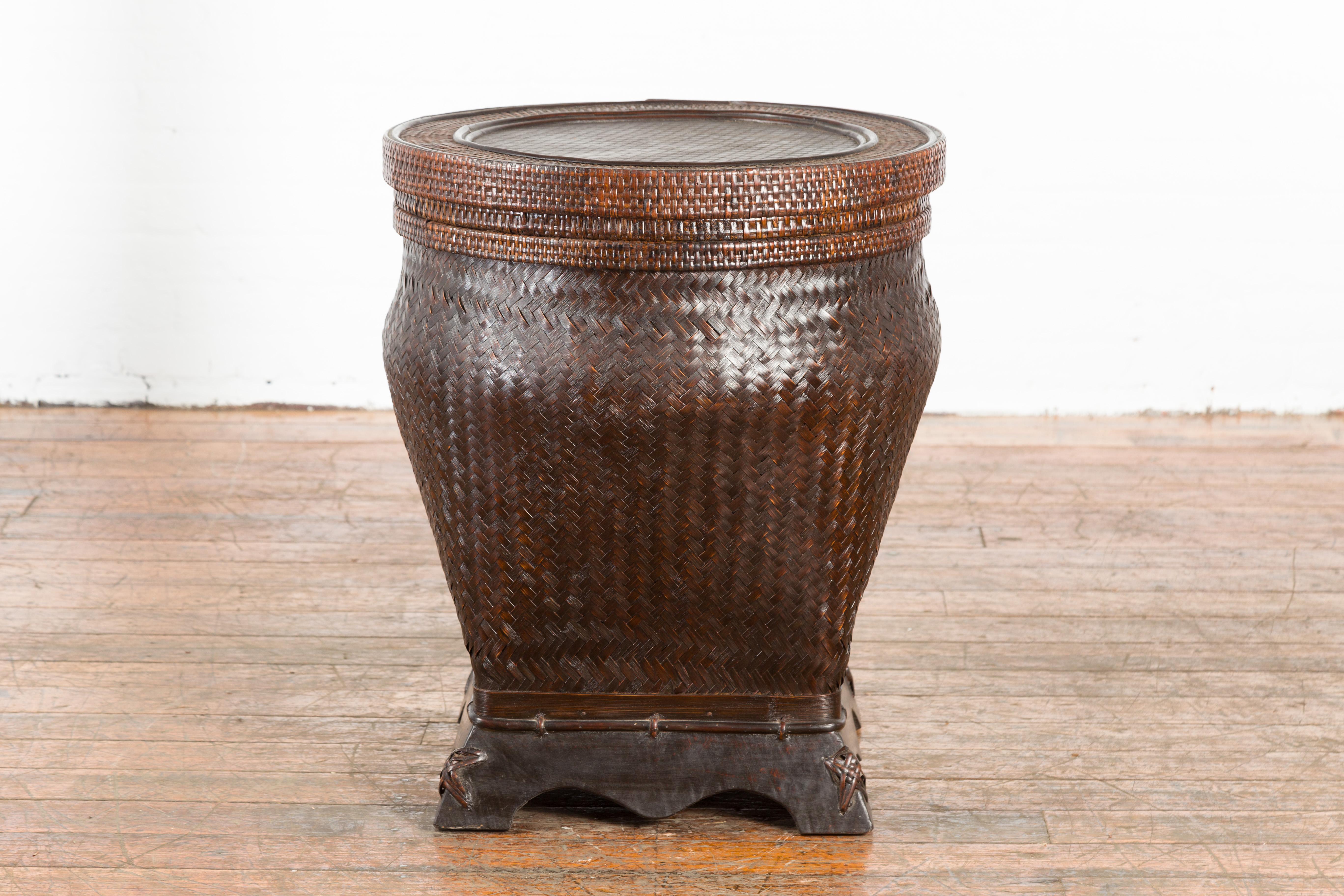 Chinese Vintage Hand-Stitched Rattan Basket with Round Top and Dark Patina For Sale 6