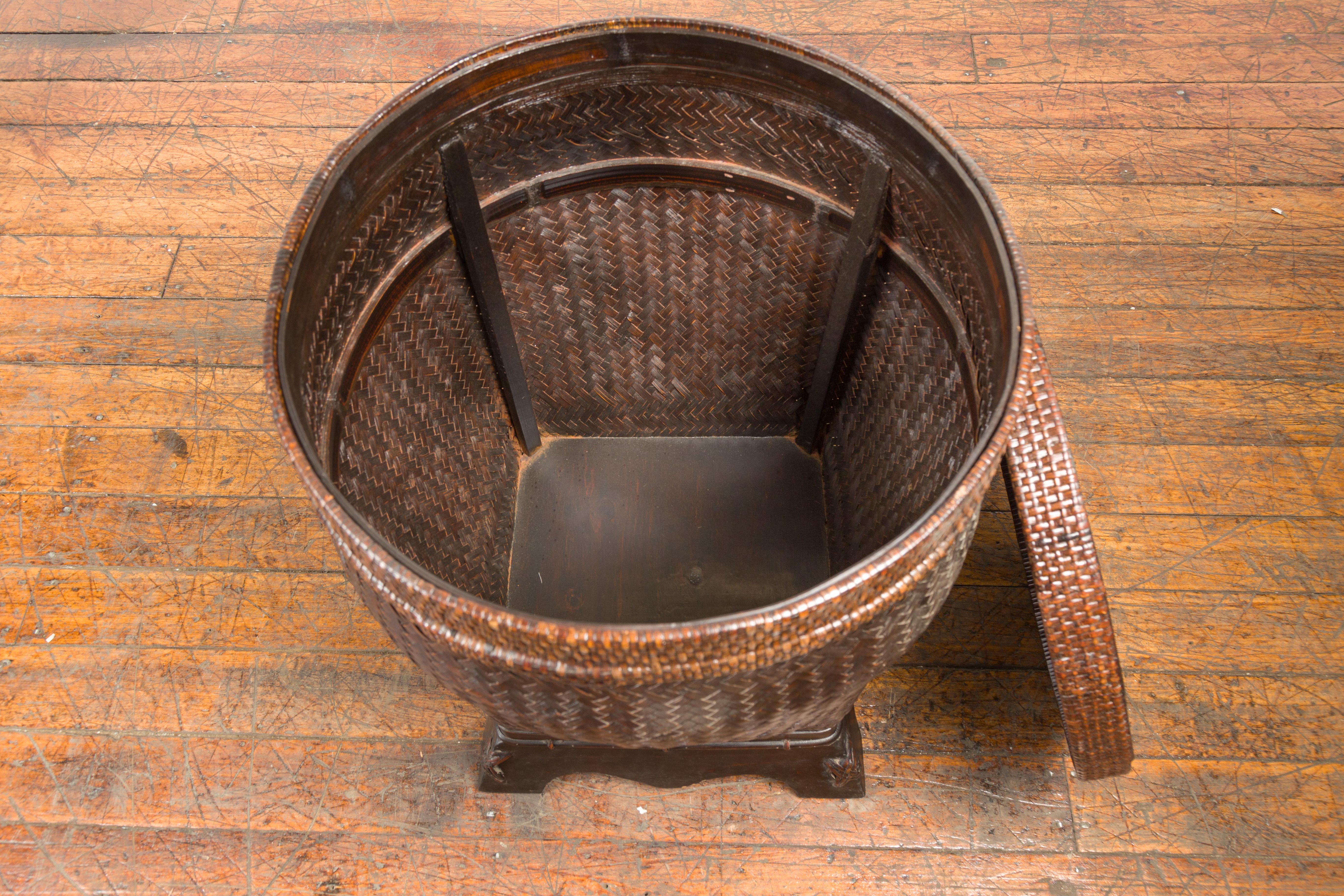 Chinese Vintage Hand-Stitched Rattan Basket with Round Top and Dark Patina For Sale 9