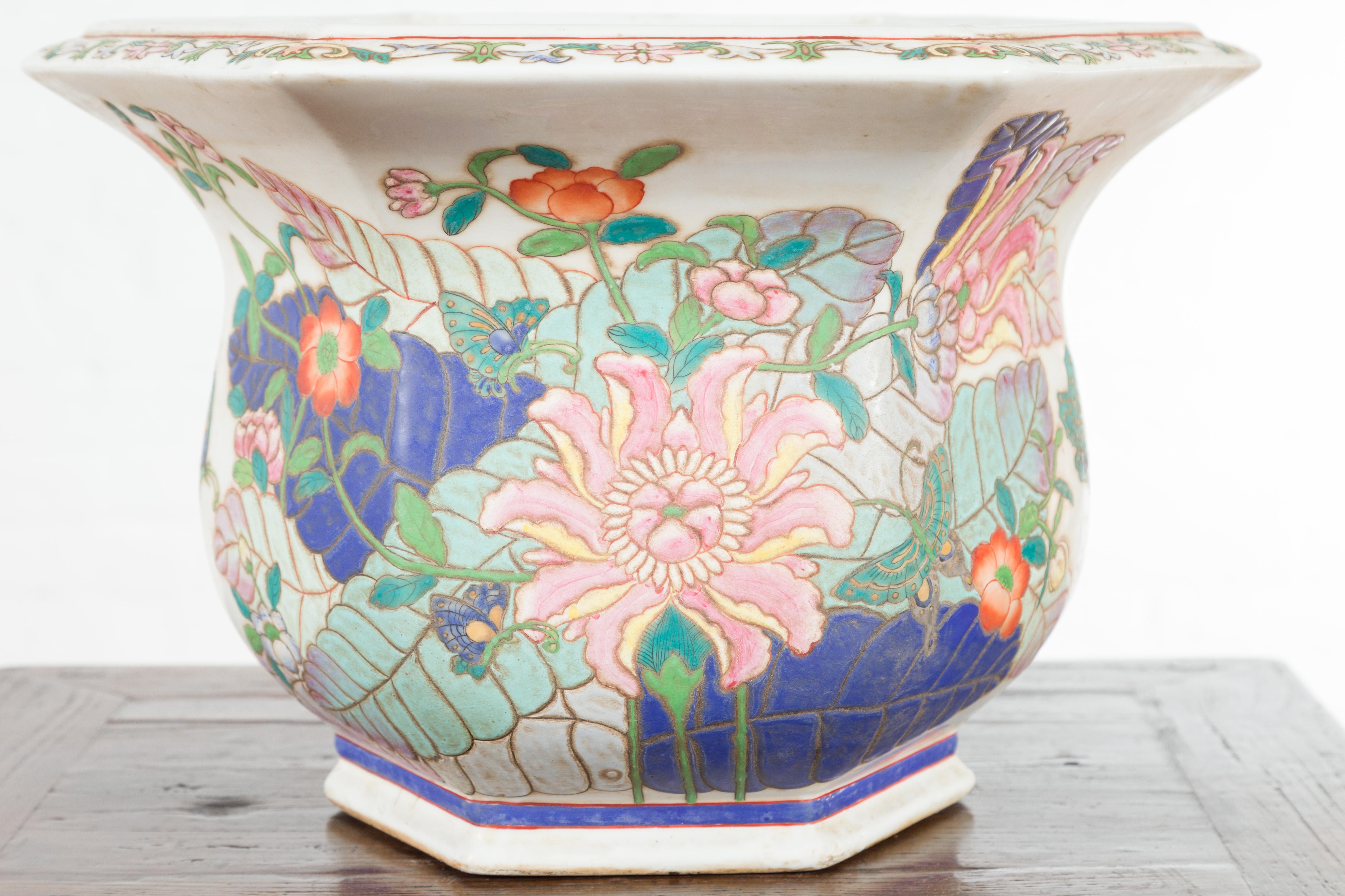 Sechseckiger chinesischer Vintage-Pflanzgefäß mit pastellfarbenem Laub, Blumen und Schmetterlingen (Keramik) im Angebot