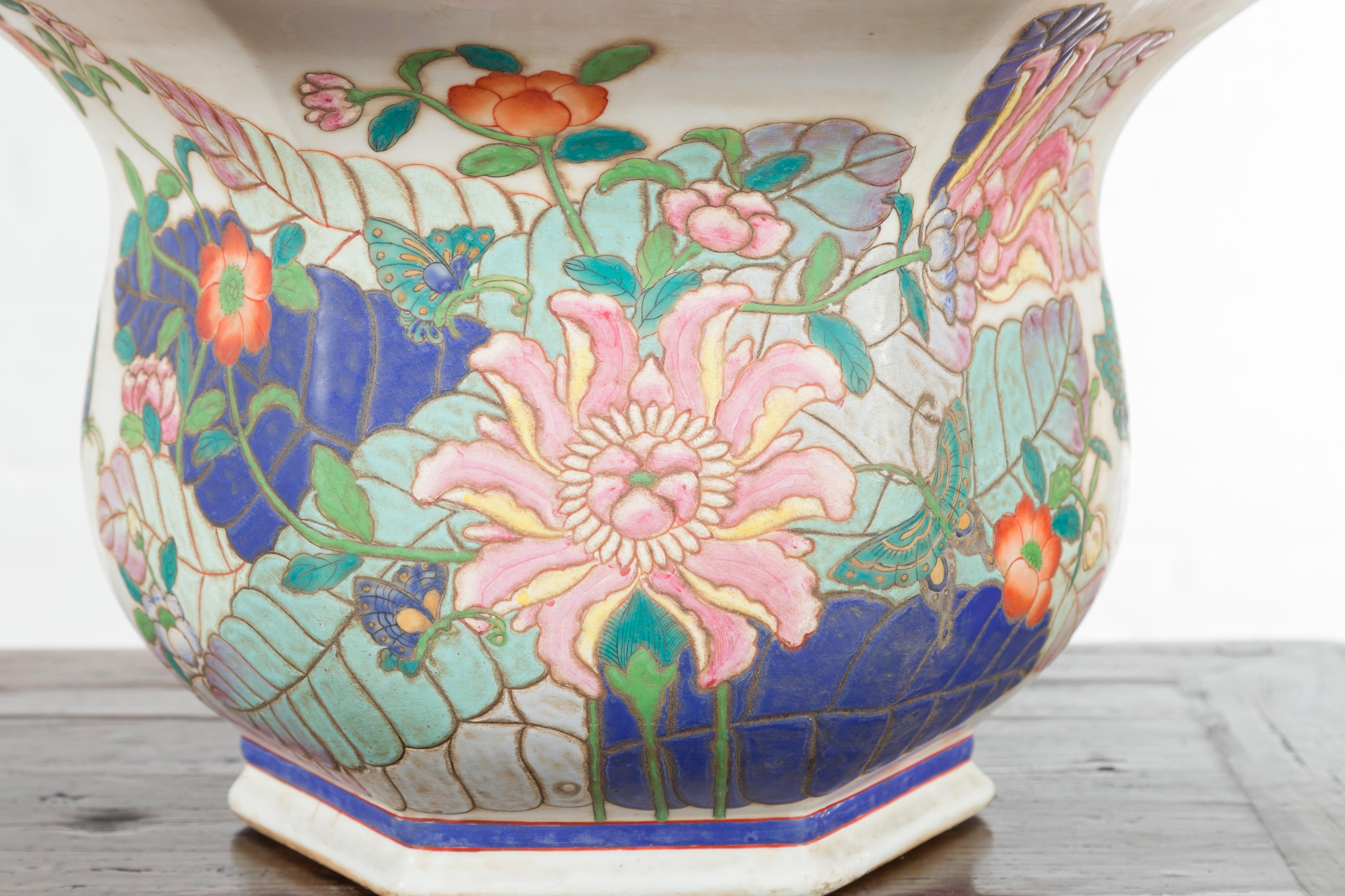 Sechseckiger chinesischer Vintage-Pflanzgefäß mit pastellfarbenem Laub, Blumen und Schmetterlingen im Angebot 1