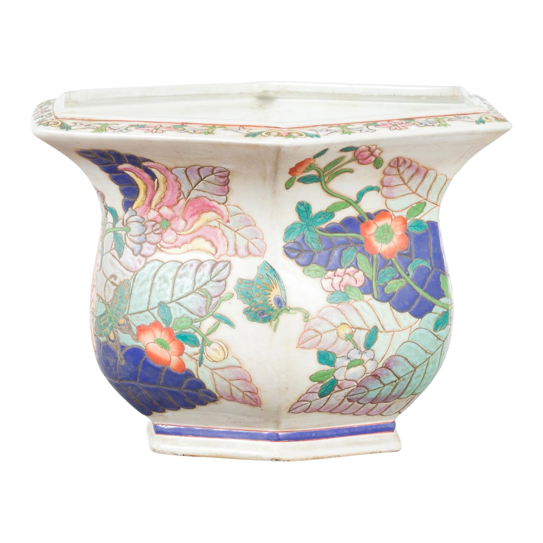 Jardinière hexagonale chinoise vintage avec feuillage pastel, fleurs et papillons