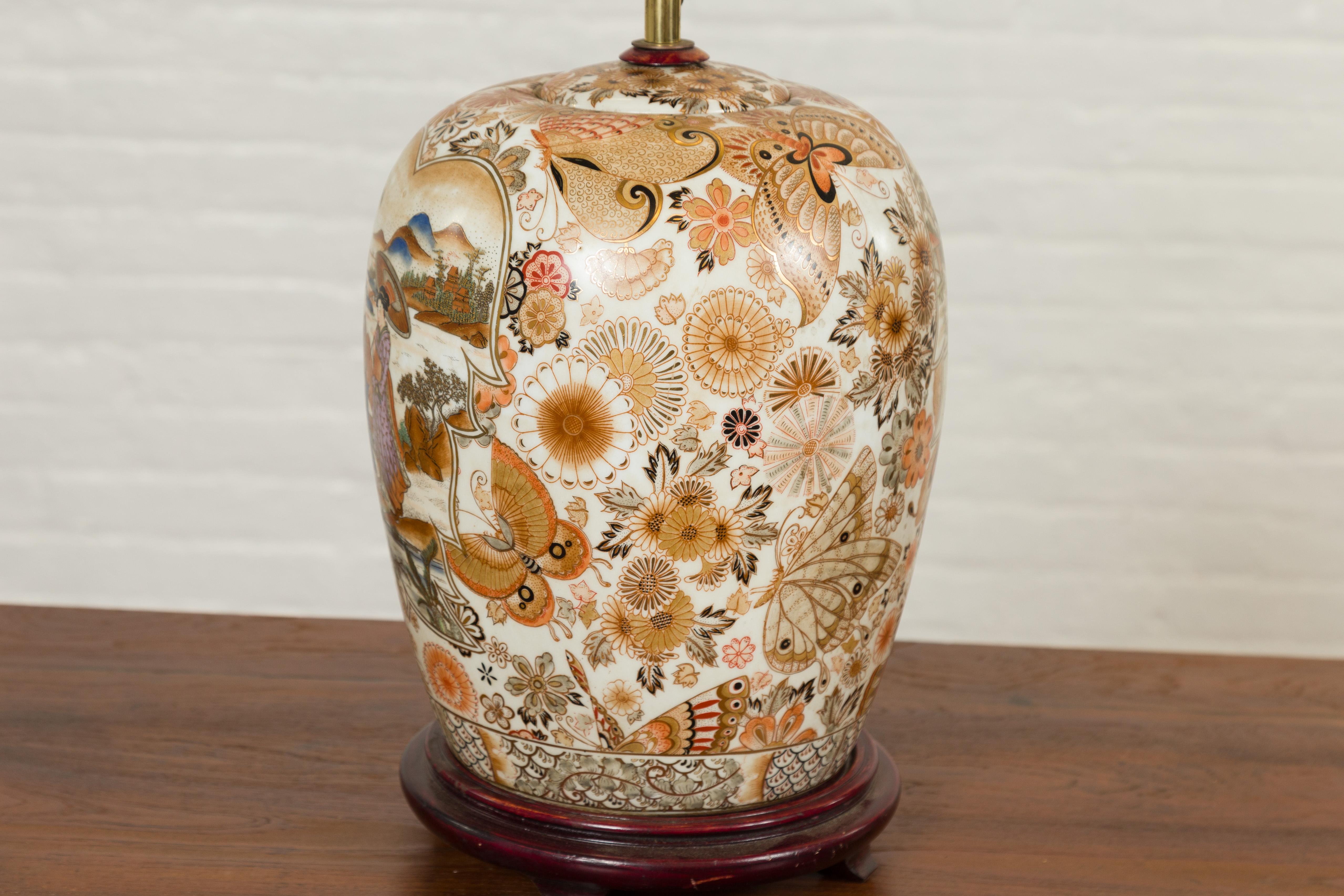 Chinesische Vintage-Lampe im japanischen Kutani-Stil mit Hofszenen und Holzsockel im Angebot 4
