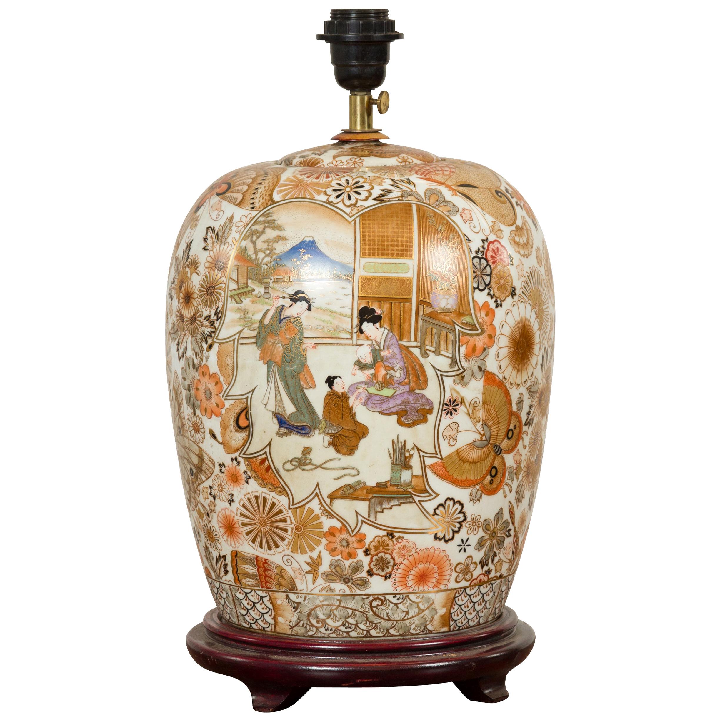 Lampe japonaise vintage de style Kutani avec scènes de cour et base en bois en vente
