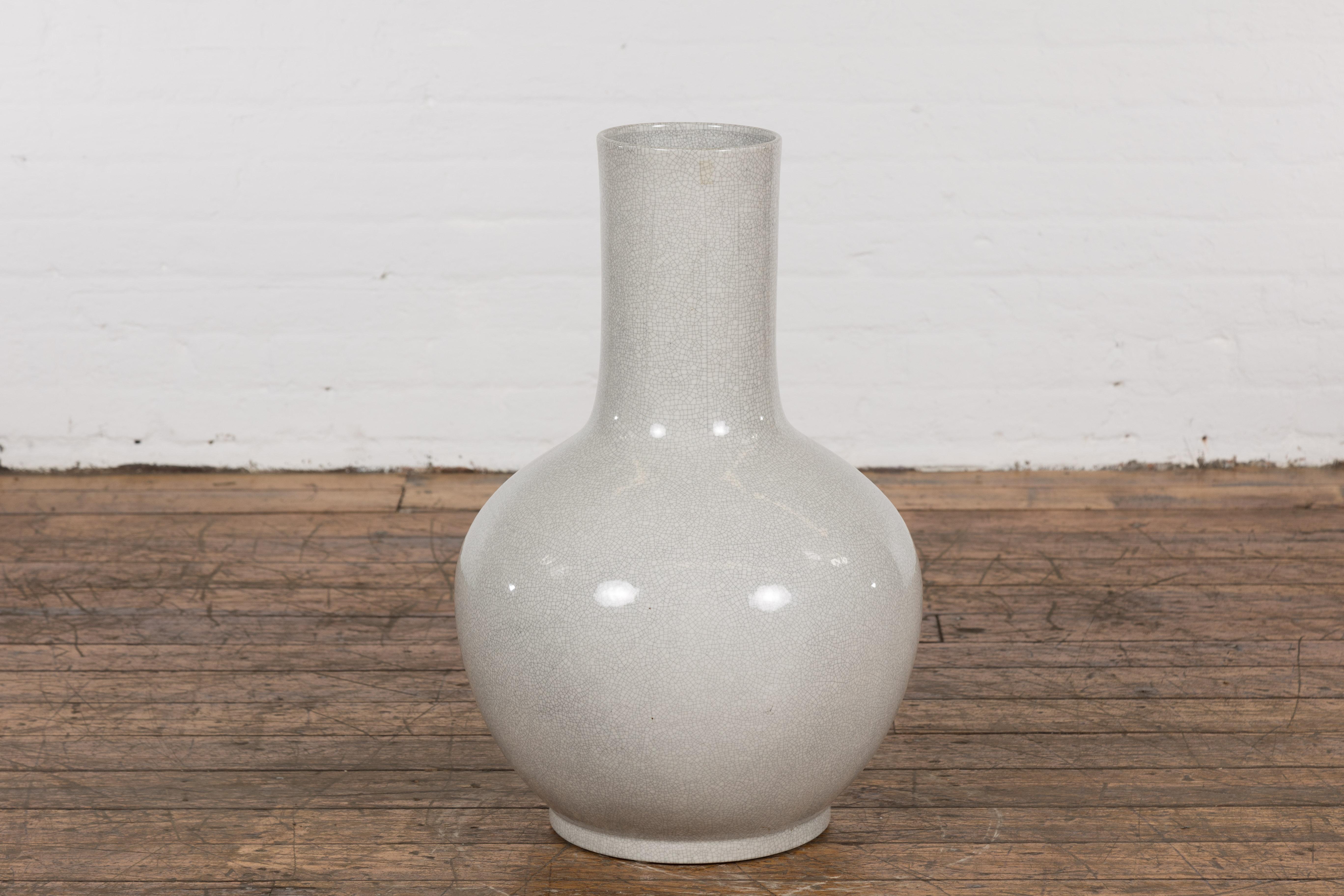 Eine chinesische Vintage-Vase in Kendi-Form aus dem späten 20. Jahrhundert mit grauem und weißem Craquelé-Finish. Diese chinesische Vintage-Vase in Kendi-Form aus dem späten 20. Jahrhundert ist eine prächtige Verschmelzung von Handwerkskunst und