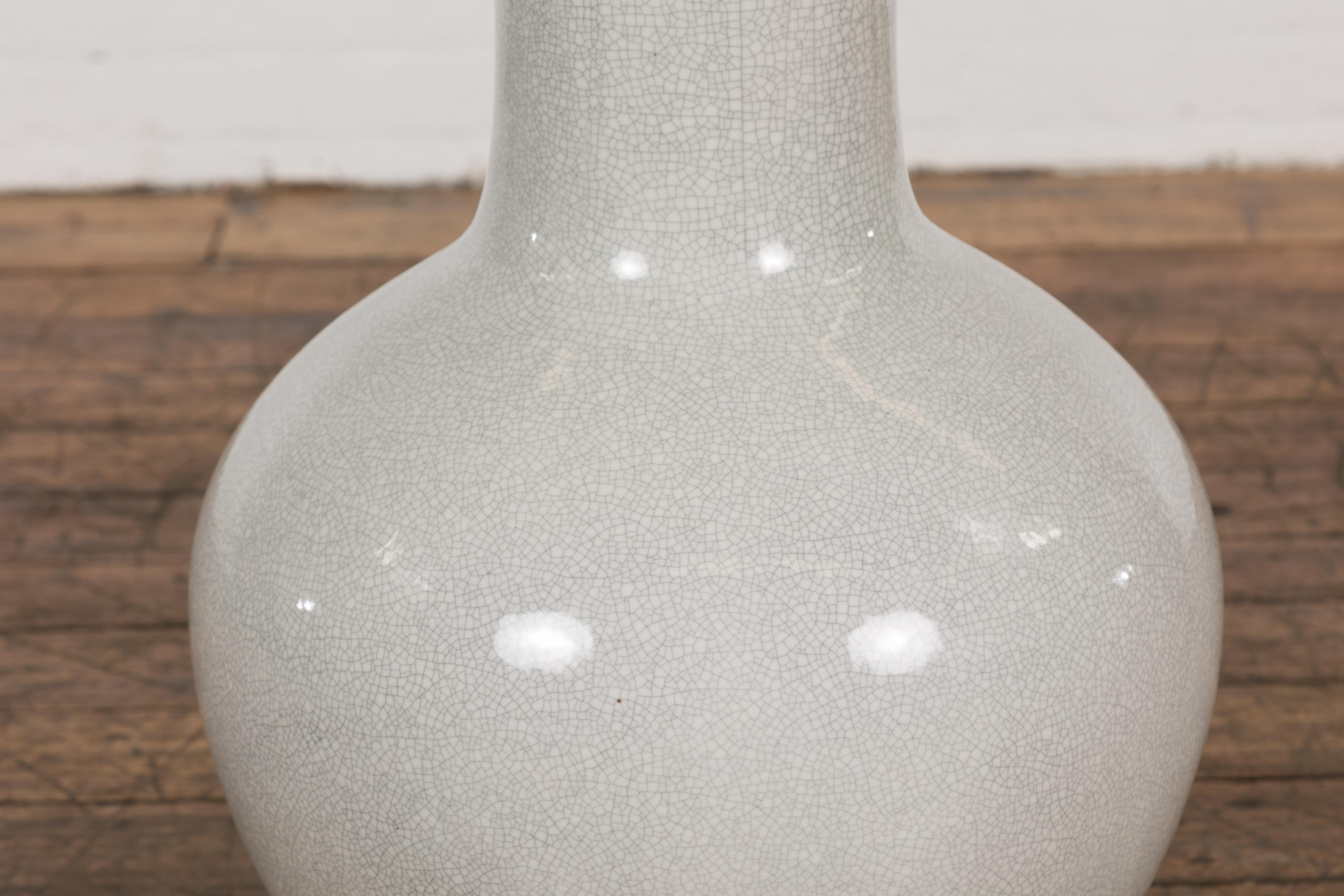 Chinesische Vintage-Vase in Kendi-Form mit grauem und weißem Crackle-Finish im Angebot 1