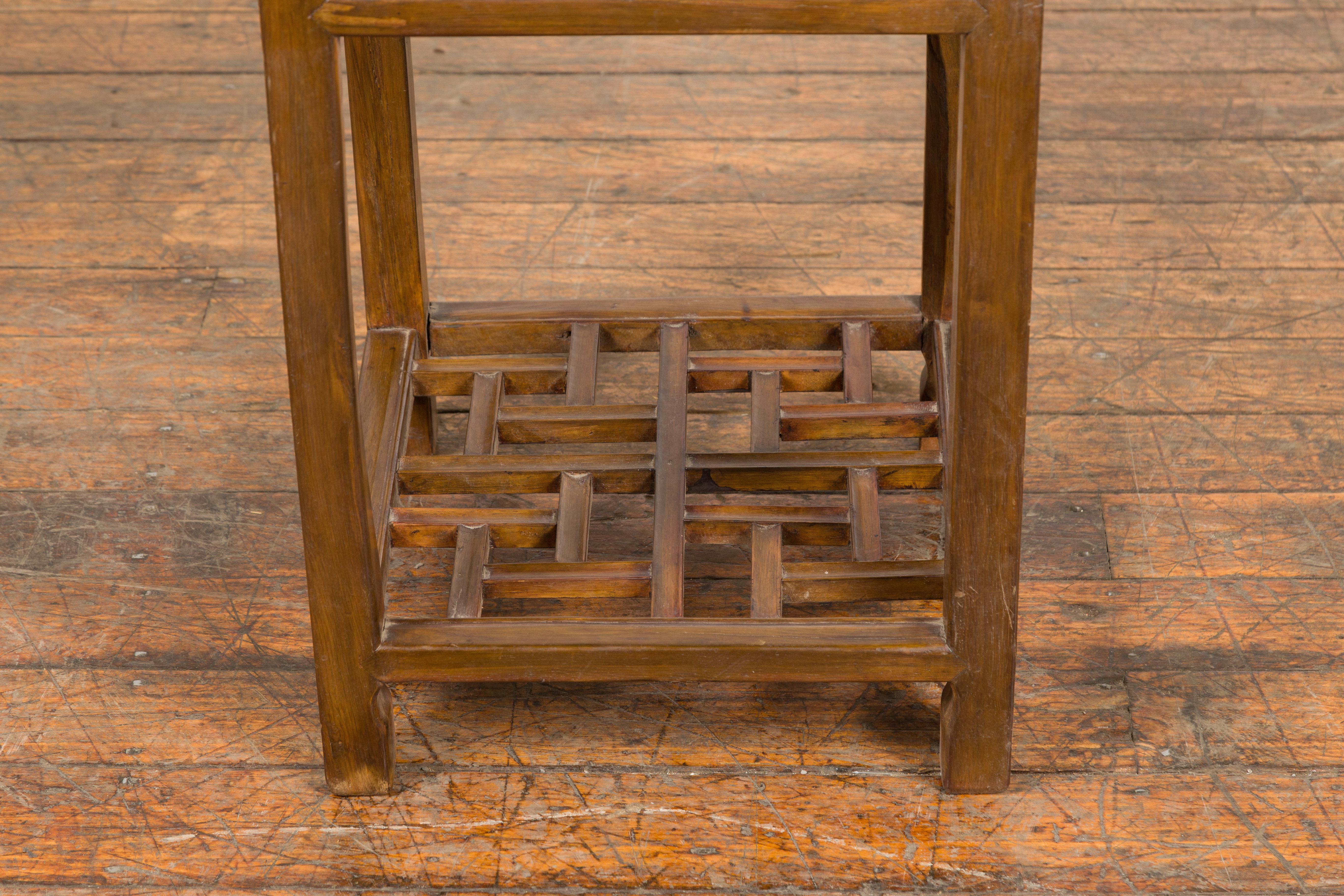 Beistelltisch in Honigbraun mit geometrischem Sockel (Holz) im Angebot