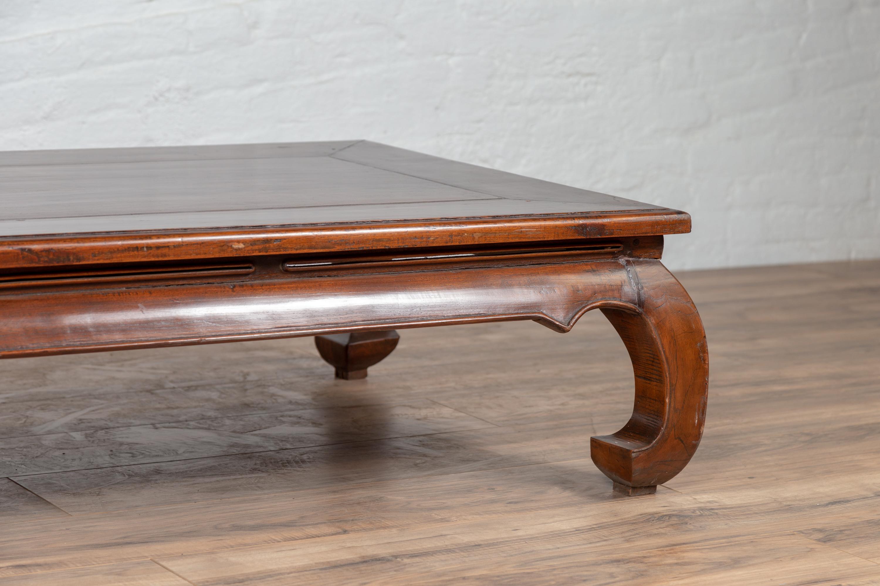 Chinese Vintage Large Coffee Table with Bulging Chow Legs and Walnut Patina In Good Condition In Yonkers, NY